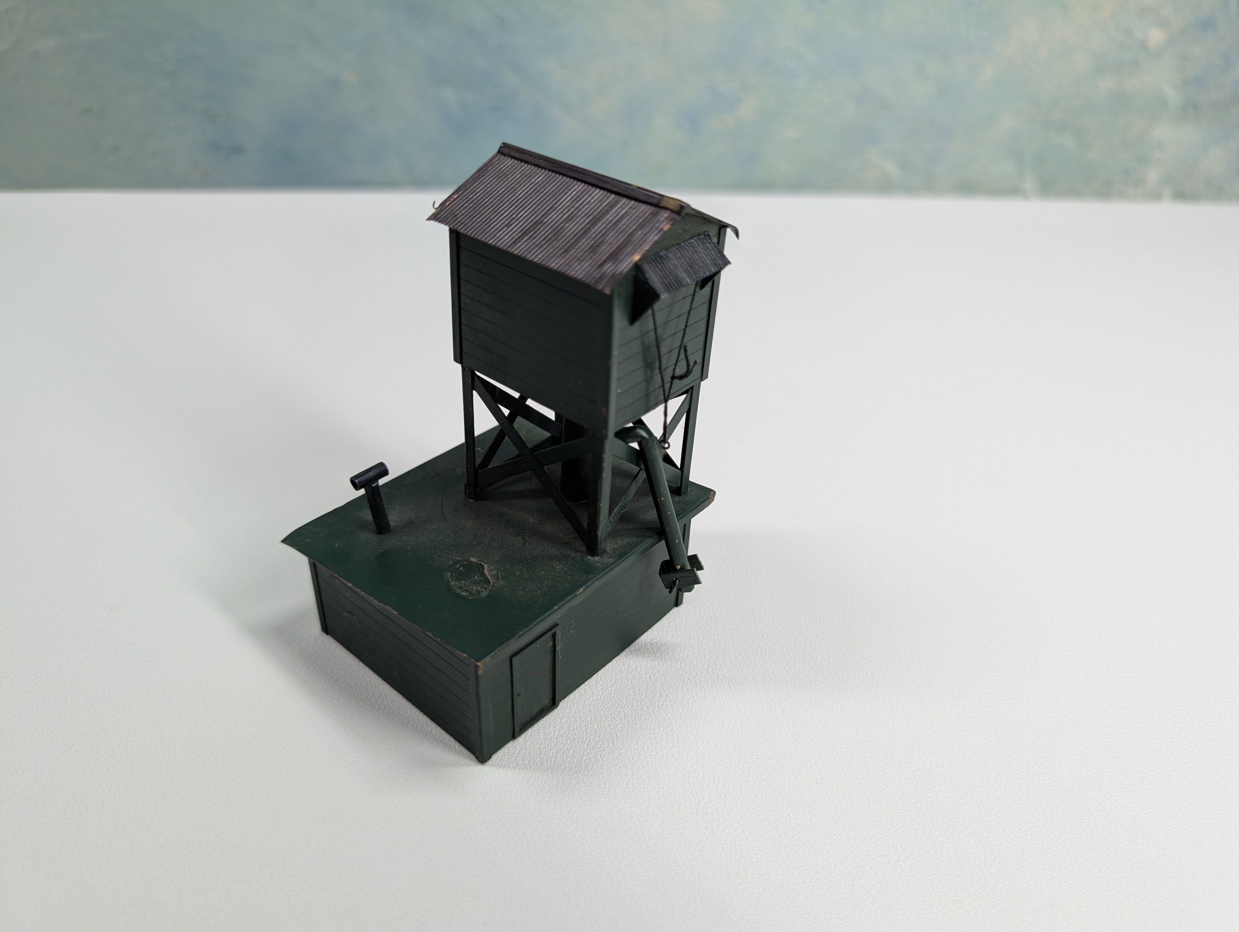USED HO Scale Green Metal Old Time Water Tower