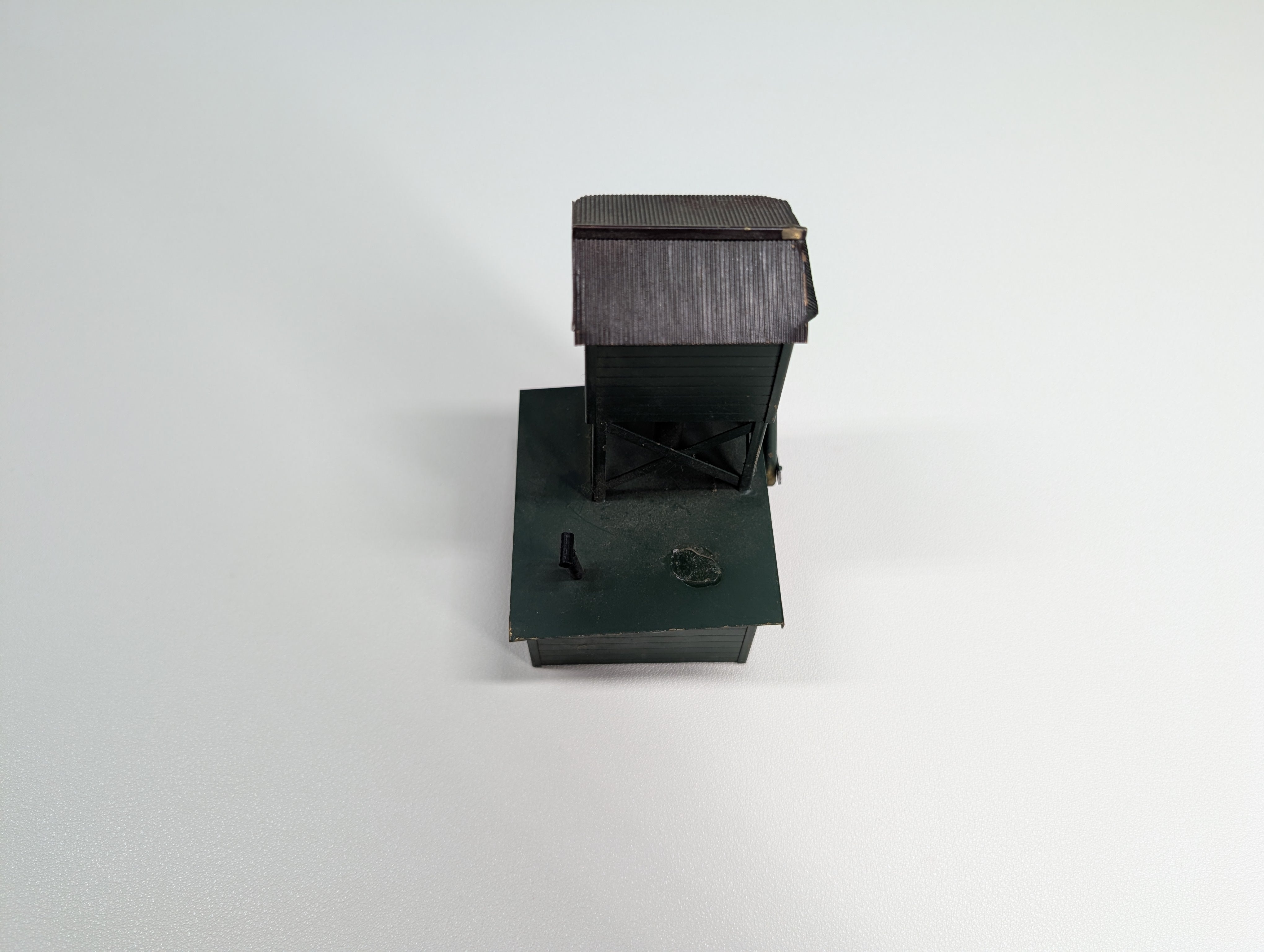 USED HO Scale Green Metal Old Time Water Tower