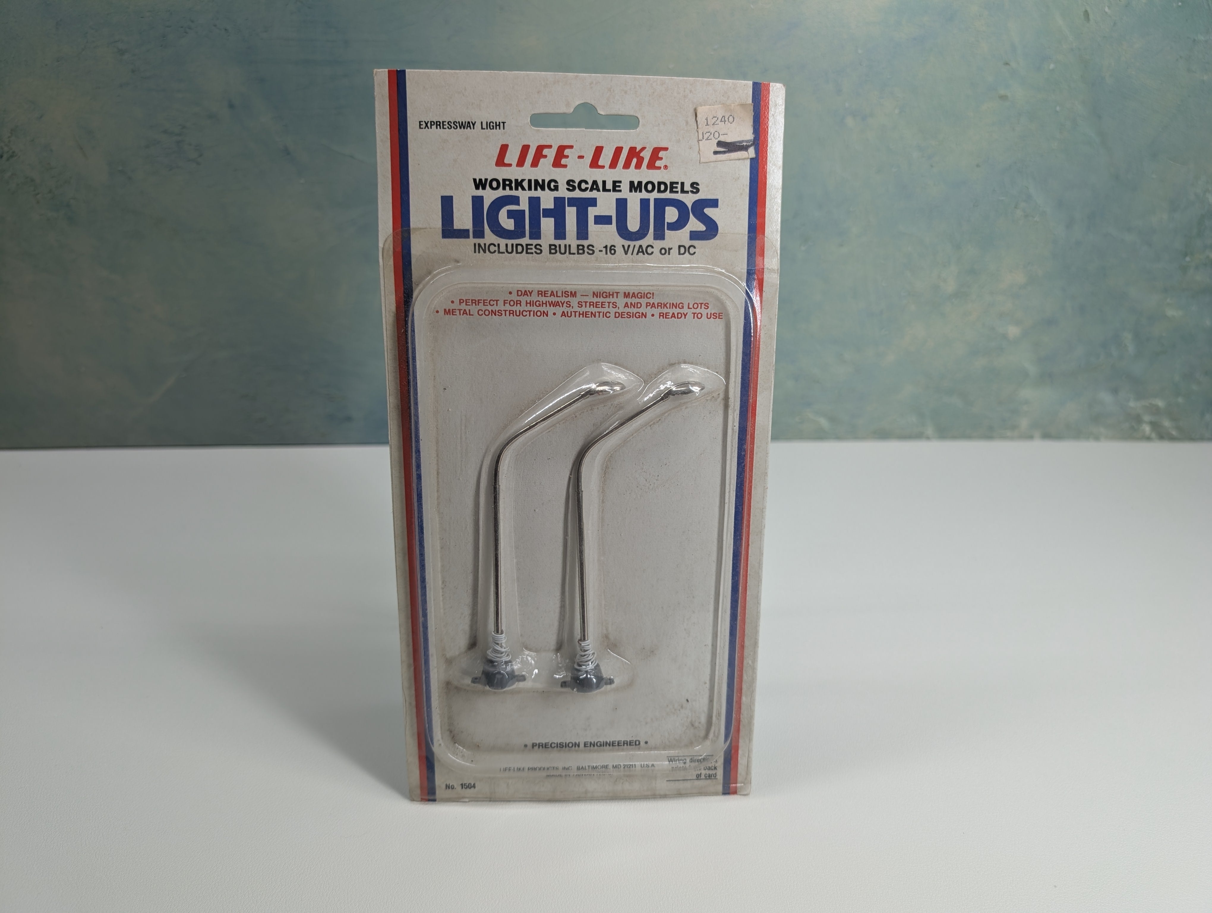 Life-Like 1504 HO Scale Light-Ups Street Lights (2 pcs)
