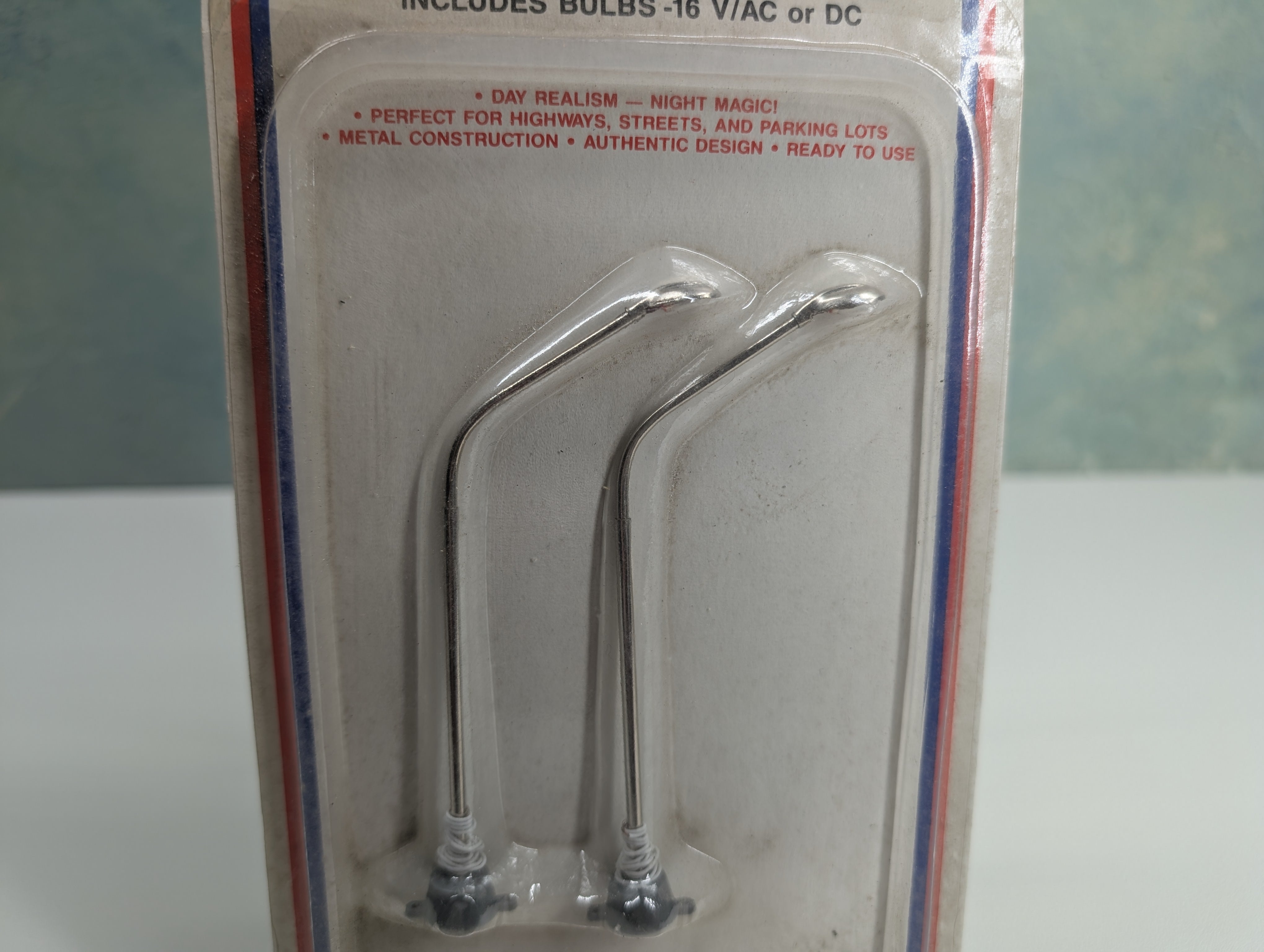 Life-Like 1504 HO Scale Light-Ups Street Lights (2 pcs)