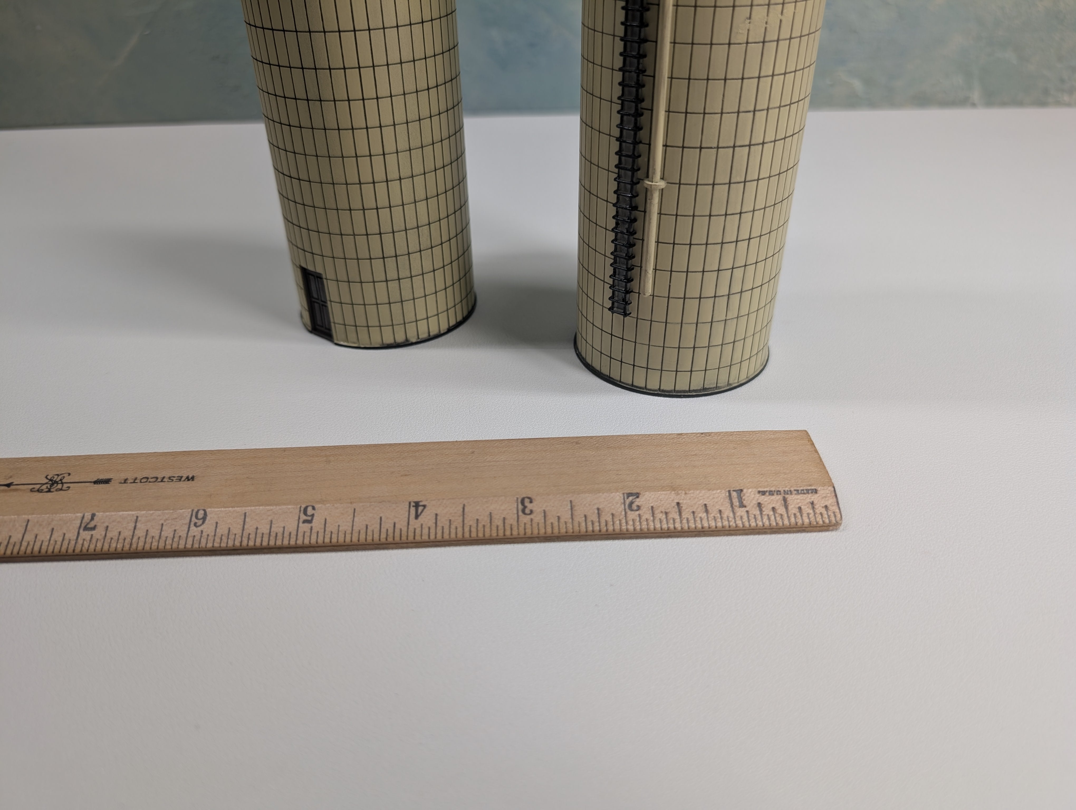 USED IMEX 6118 HO Scale Farm Silos, Resin (2 pcs)