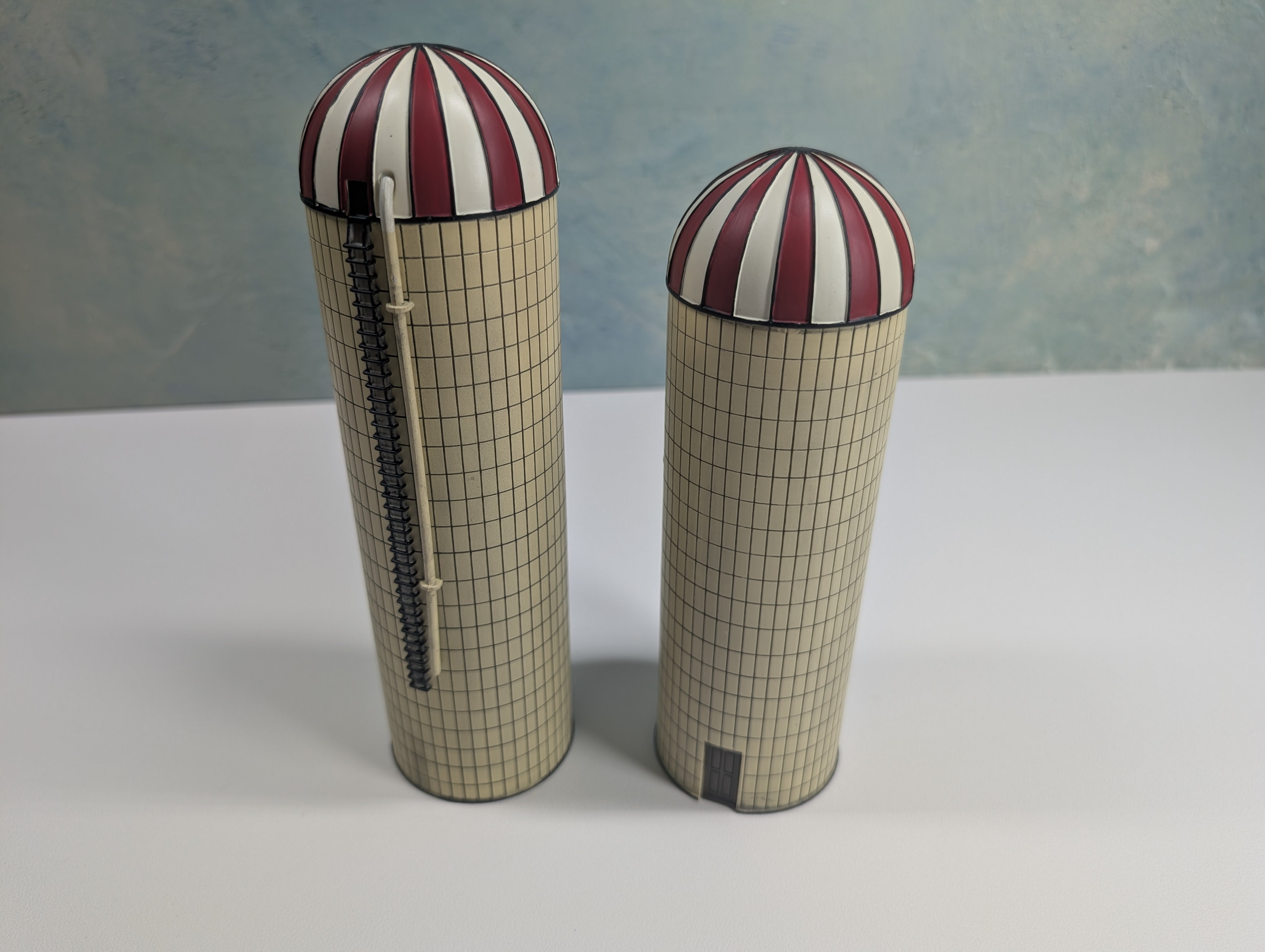 USED IMEX 6118 HO Scale Farm Silos, Resin (2 pcs)