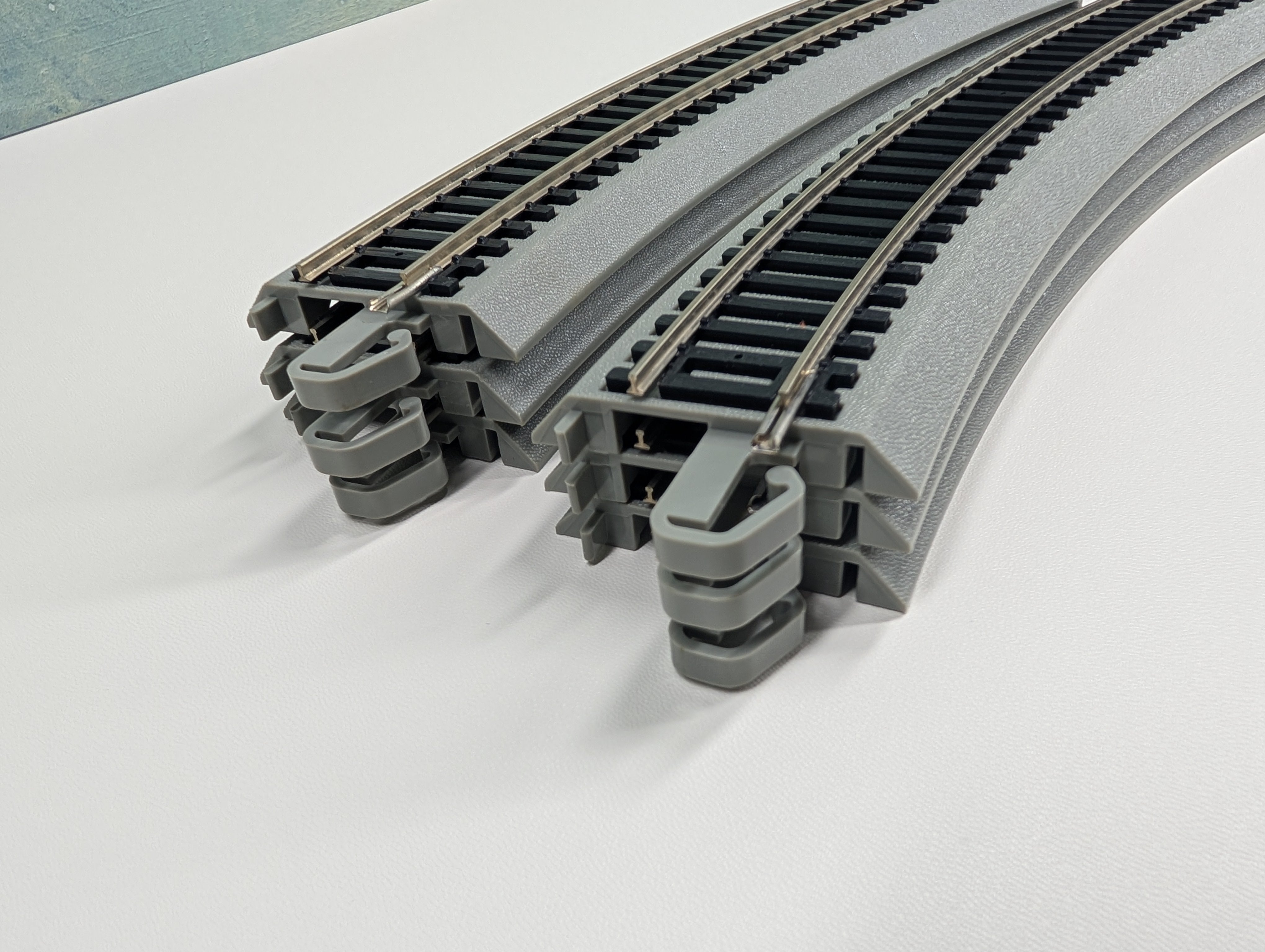 USED Bachmann HO Scale 18" Radius Curve Track, Gray Roadbed, E-Z Track, Silver, Code 100