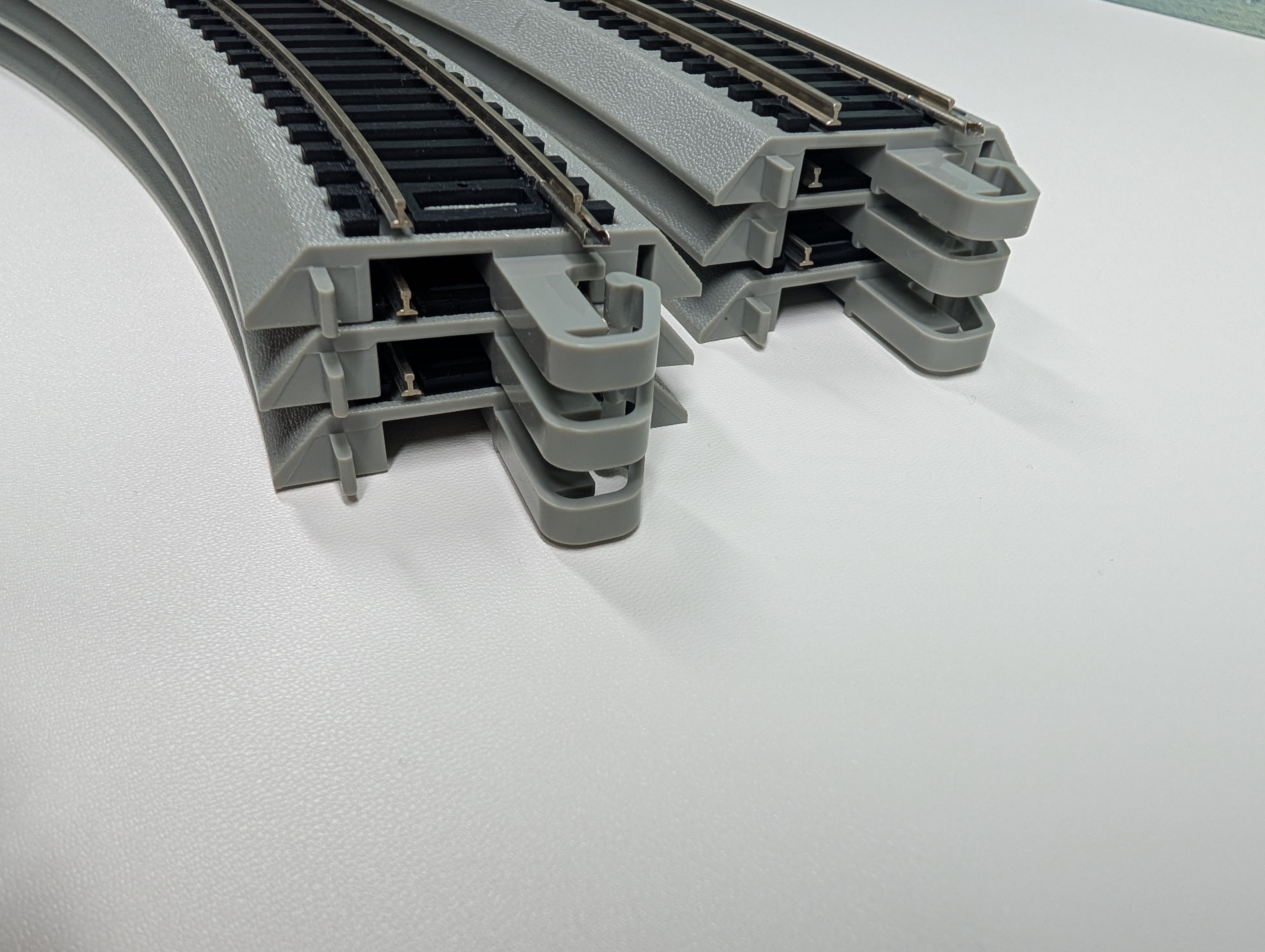 USED Bachmann HO Scale 18" Radius Curve Track, Gray Roadbed, E-Z Track, Silver, Code 100