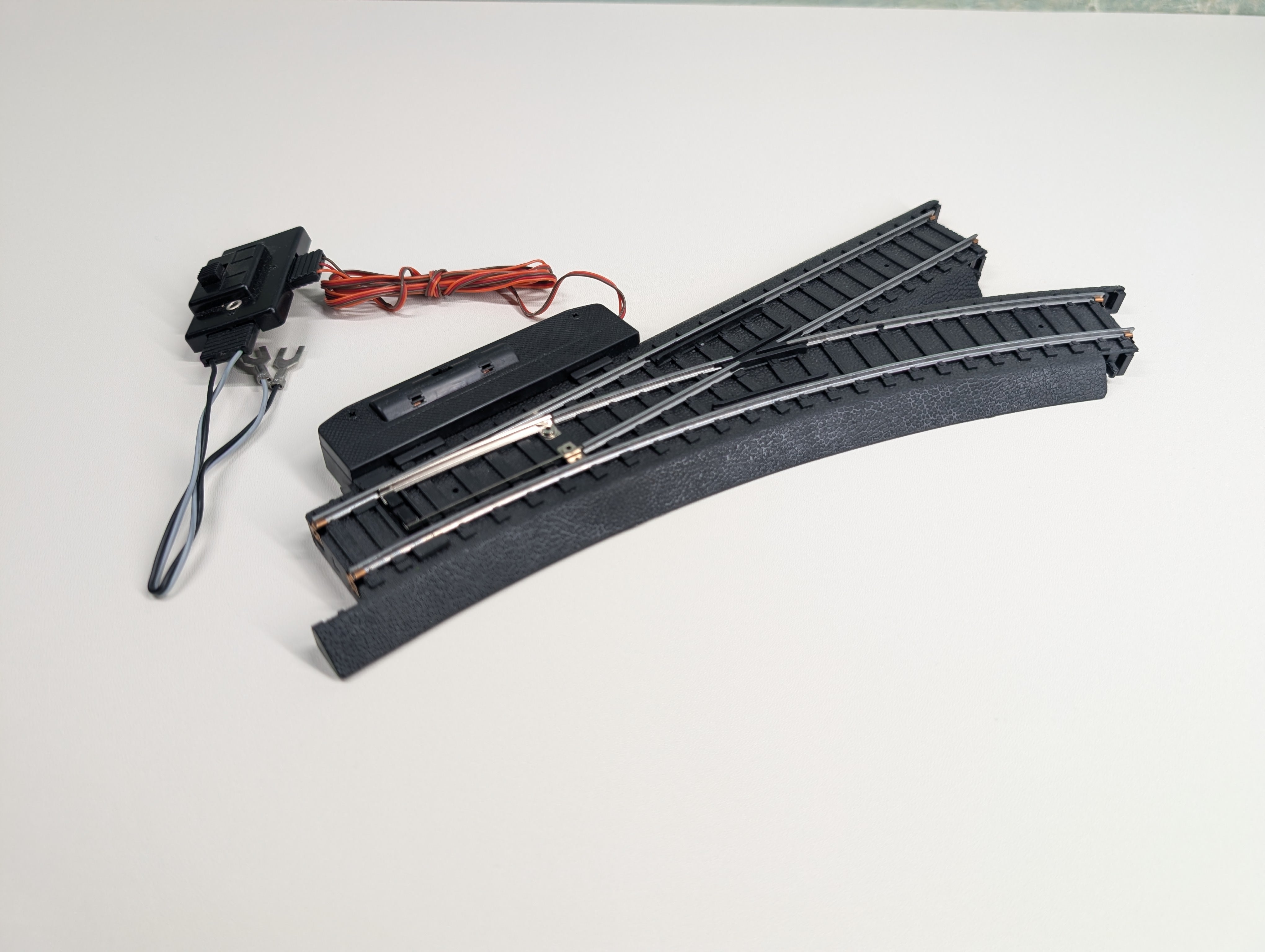 USED Life-Like 21305 HO Scale Electric Right Hand Turnout, Power-Loc, Black Roadbed, Code 100