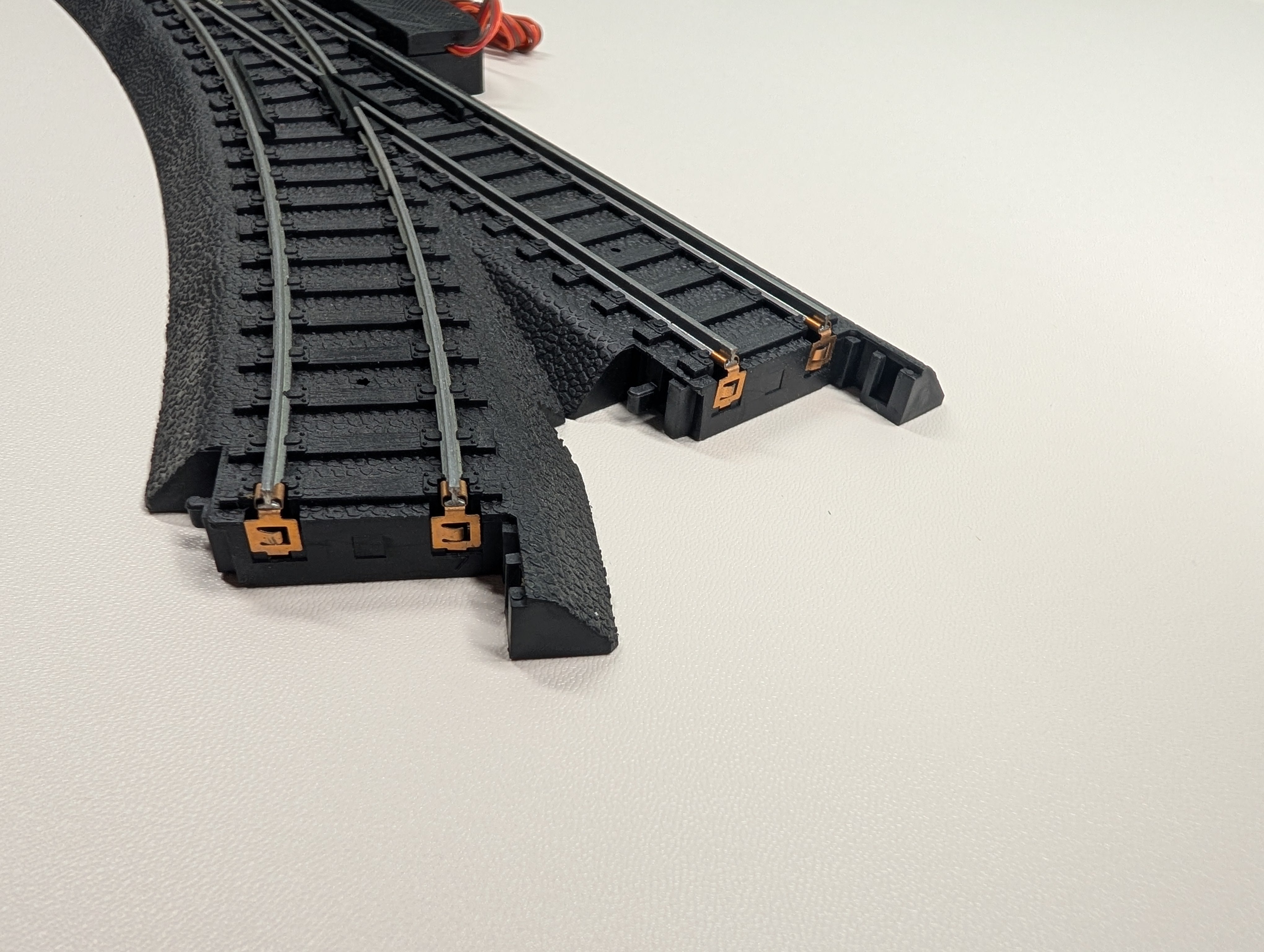 USED Life-Like 21305 HO Scale Electric Right Hand Turnout, Power-Loc, Black Roadbed, Code 100