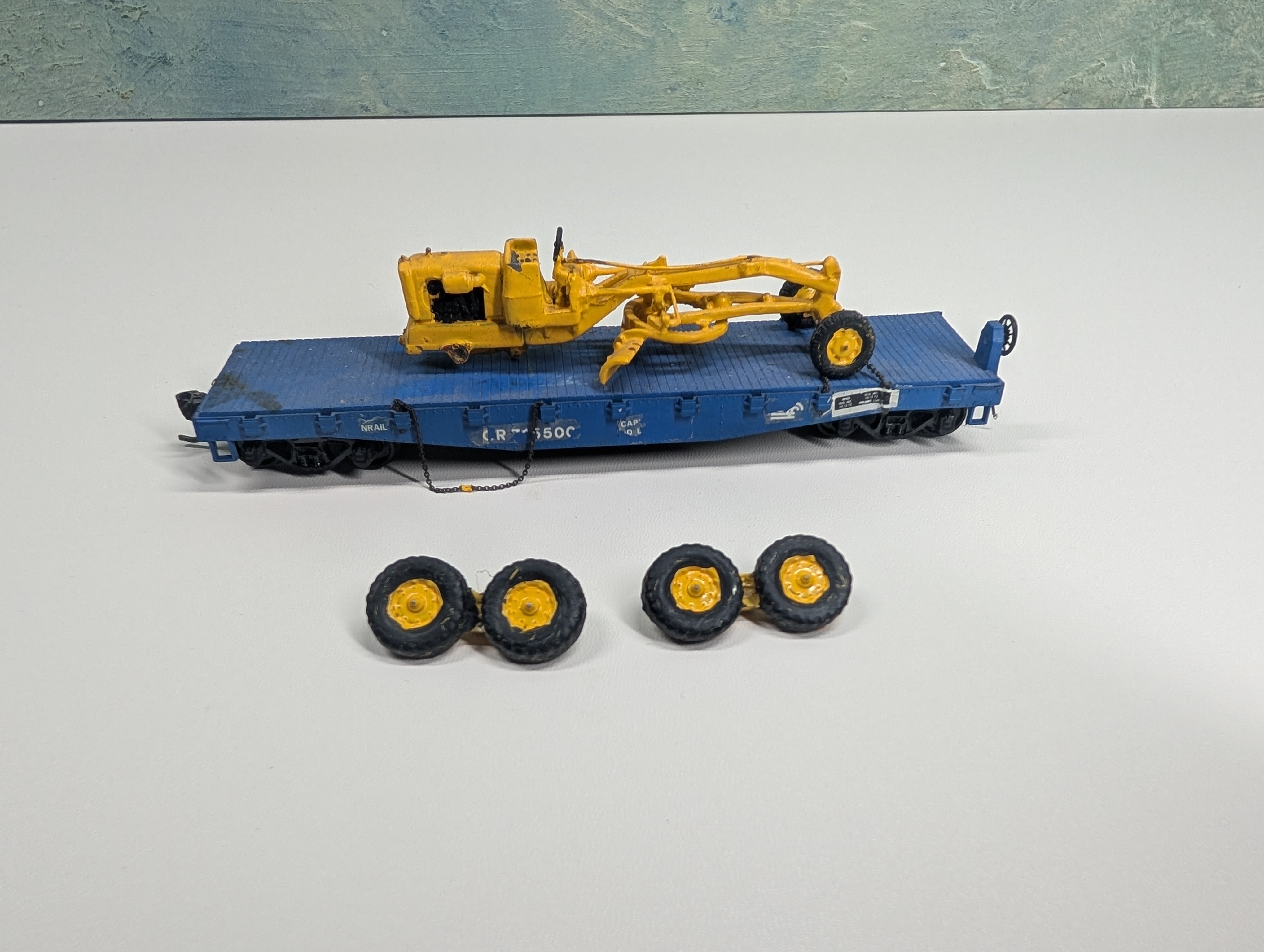 USED Athearn HO Scale 40' Flat Car Conrail CR #715500 w/ Construction Load, Decal