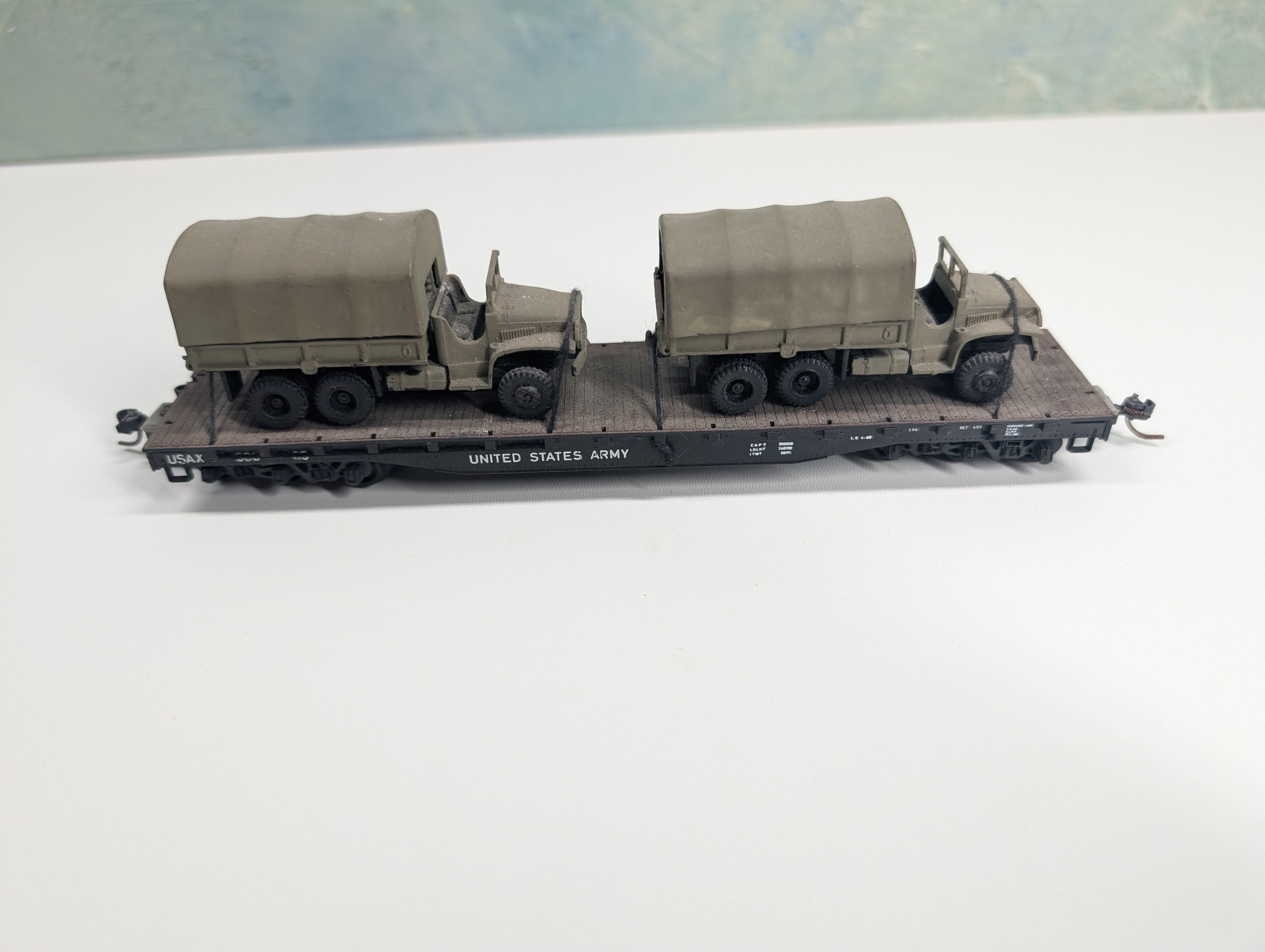 USED HO Scale Heavy Duty 54' Flat Car United States Army USAX #38065 w/ Army Vehicles