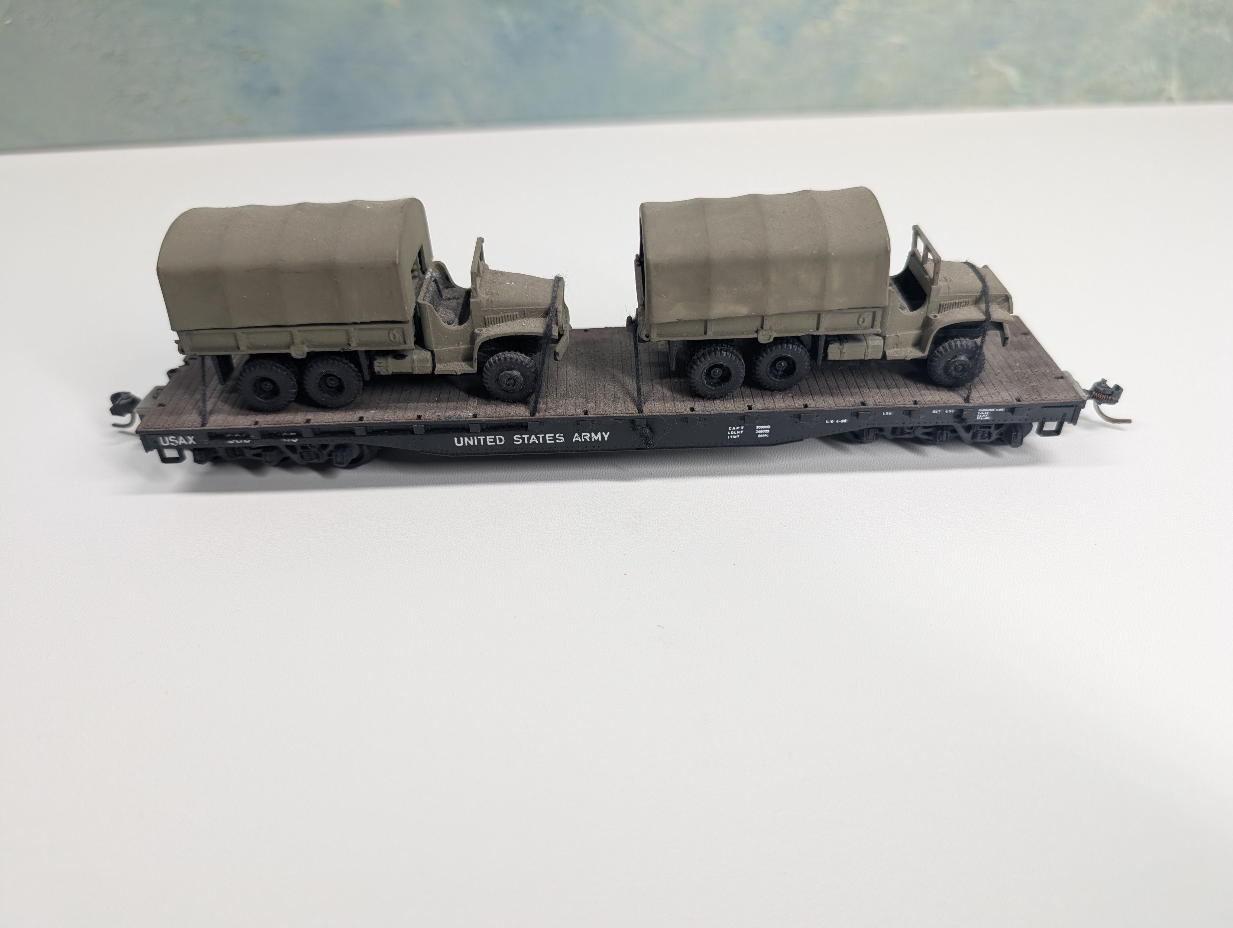 USED HO Scale Heavy Duty 54' Flat Car United States Army USAX #38065 w/ Army Vehicles
