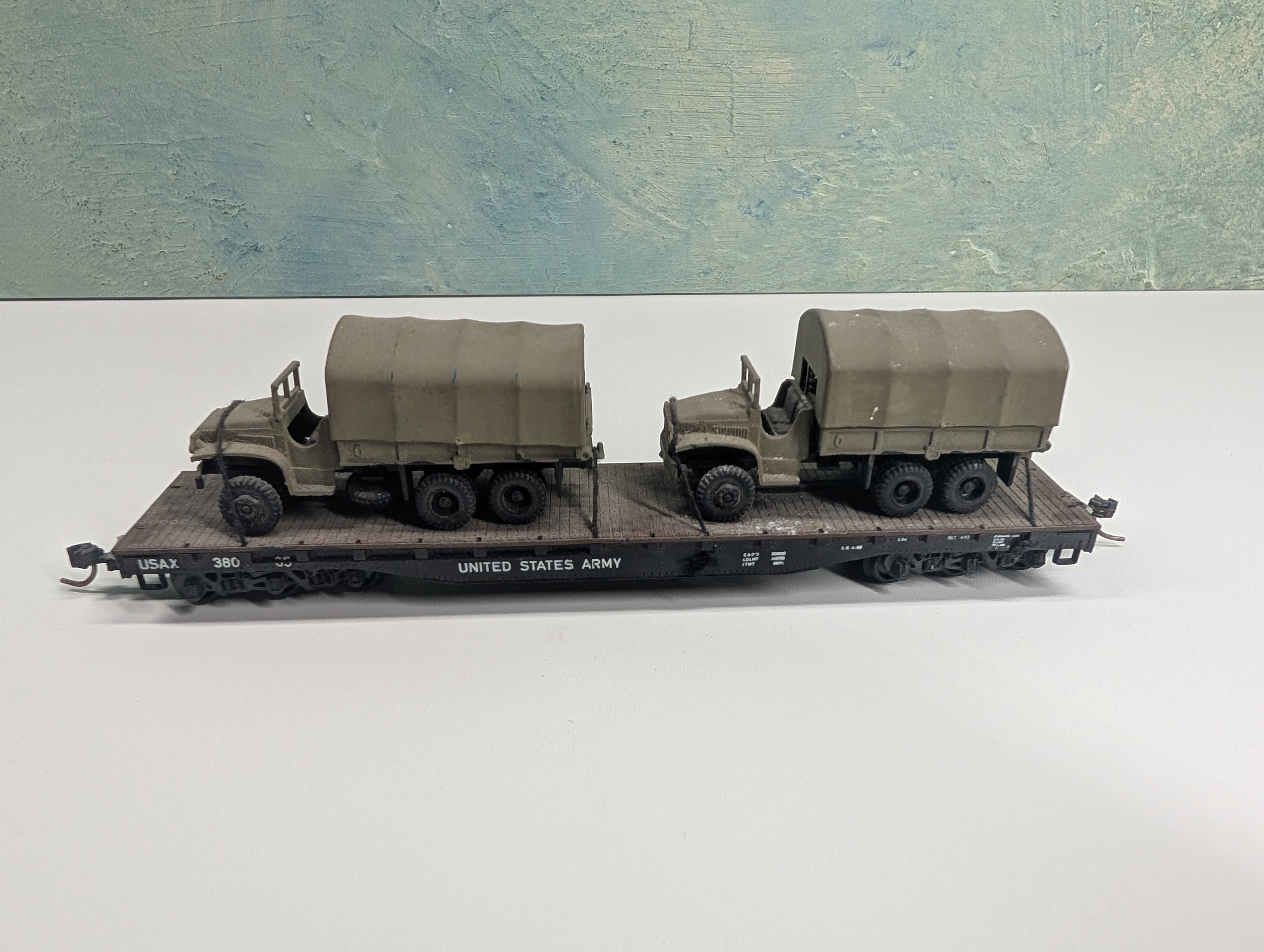 USED HO Scale Heavy Duty 54' Flat Car United States Army USAX #38065 w/ Army Vehicles