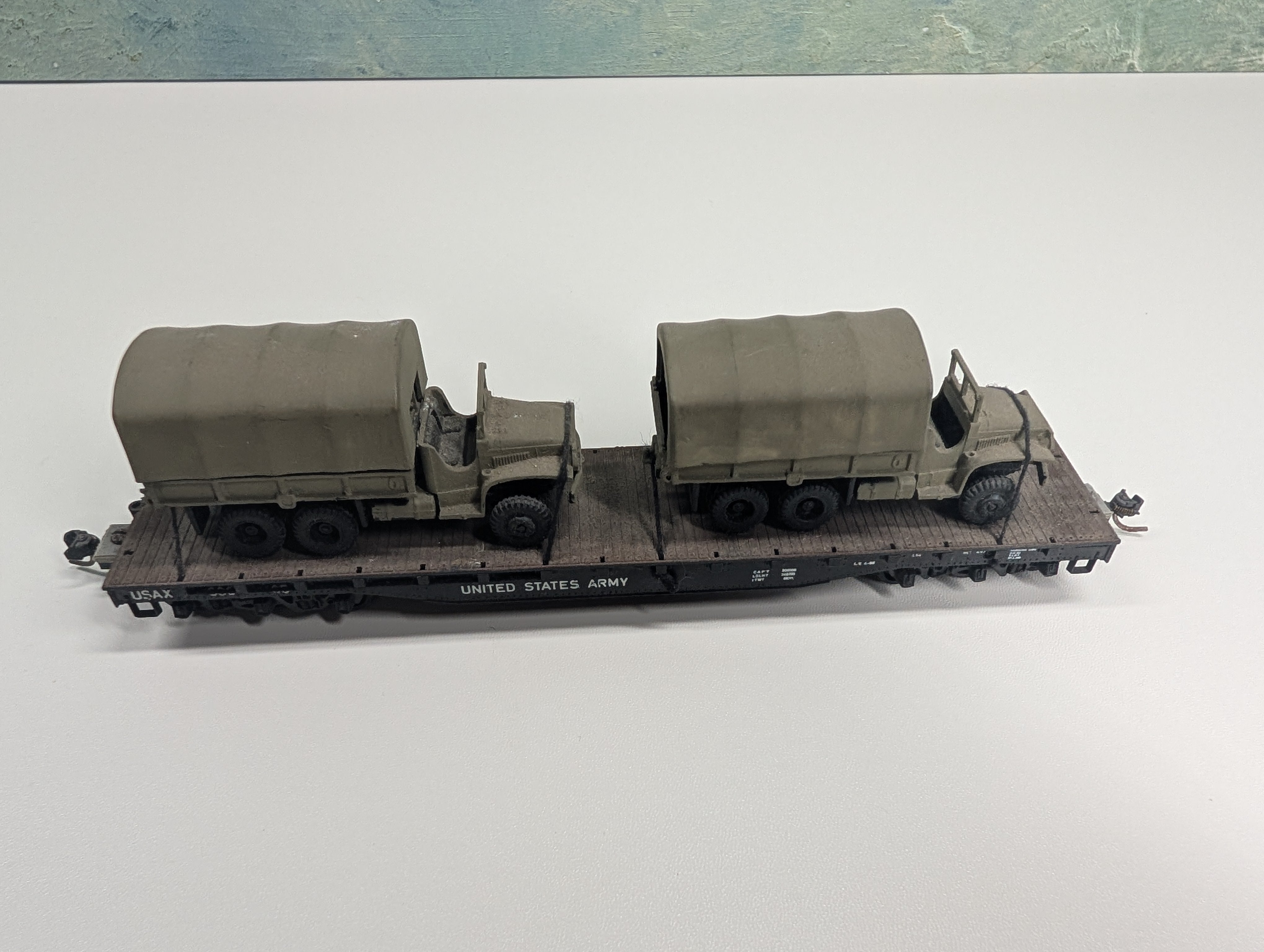 USED HO Scale Heavy Duty 54' Flat Car United States Army USAX #38065 w/ Army Vehicles