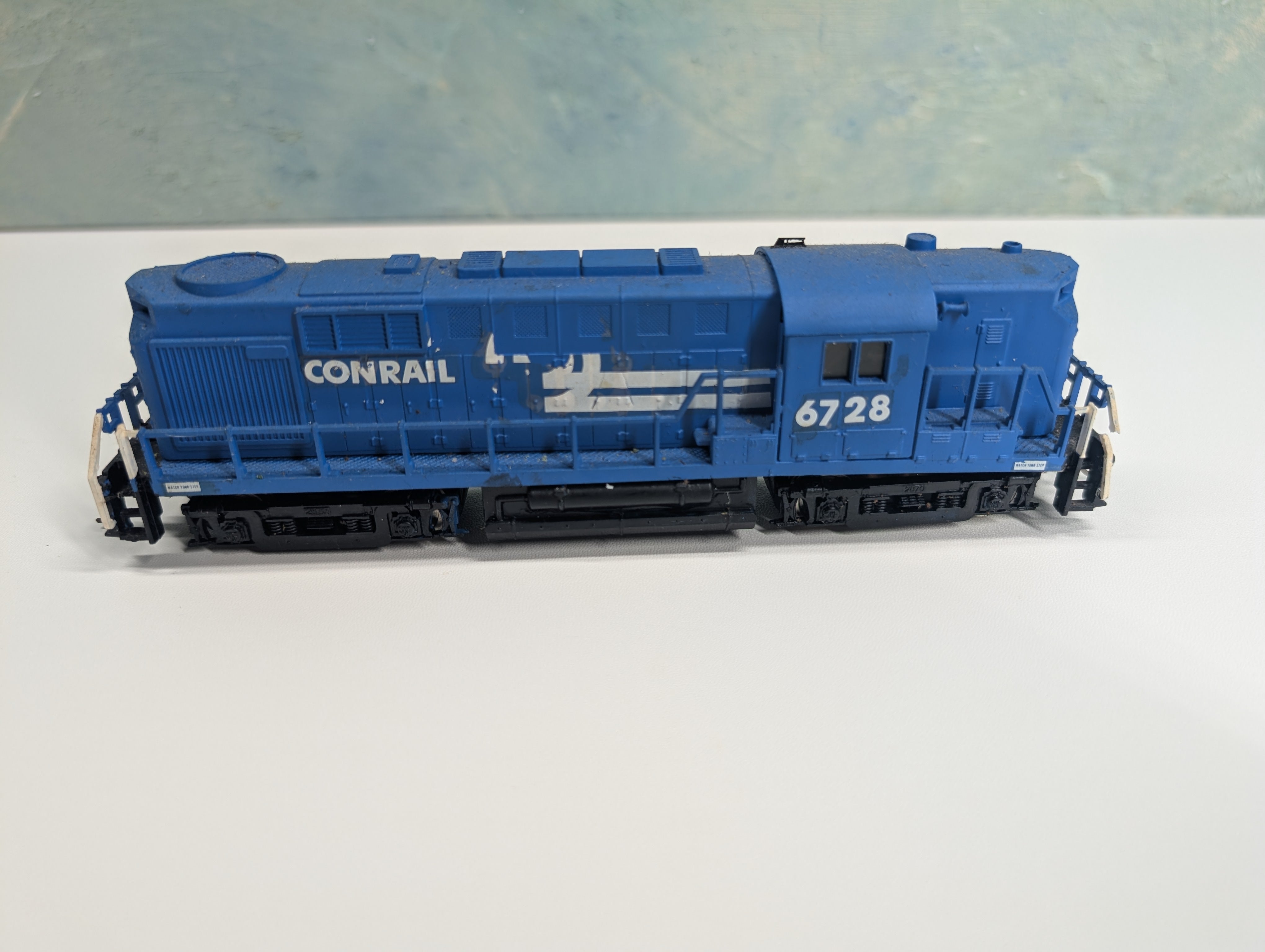 USED AHM HO Scale Diesel Locomotive Conrail #6728 Runs, Decal DC