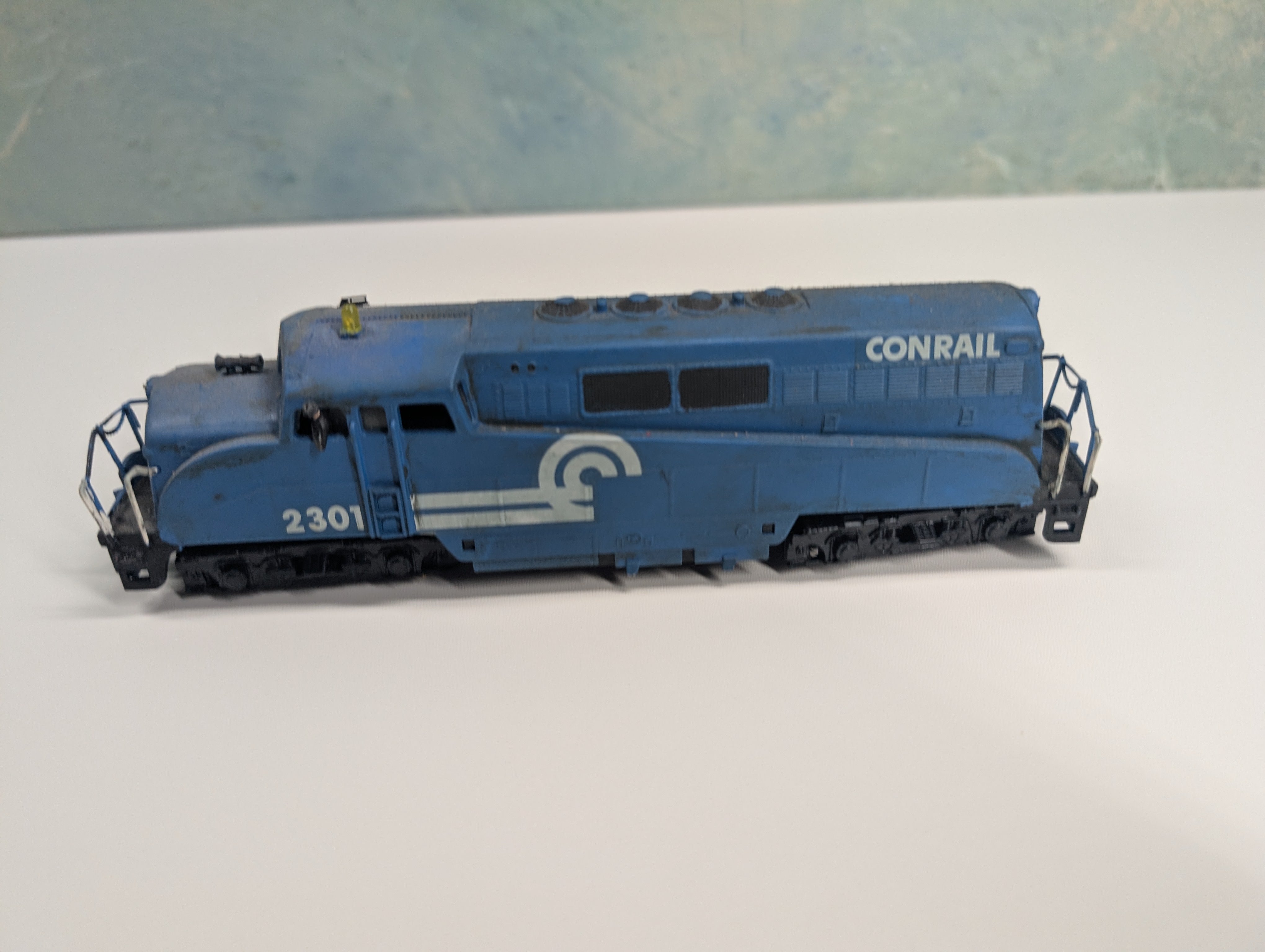 USED AHM HO Scale BL-2 Diesel Locomotive Conrail #2301 Runs w/ Beacon Light, Decal DC