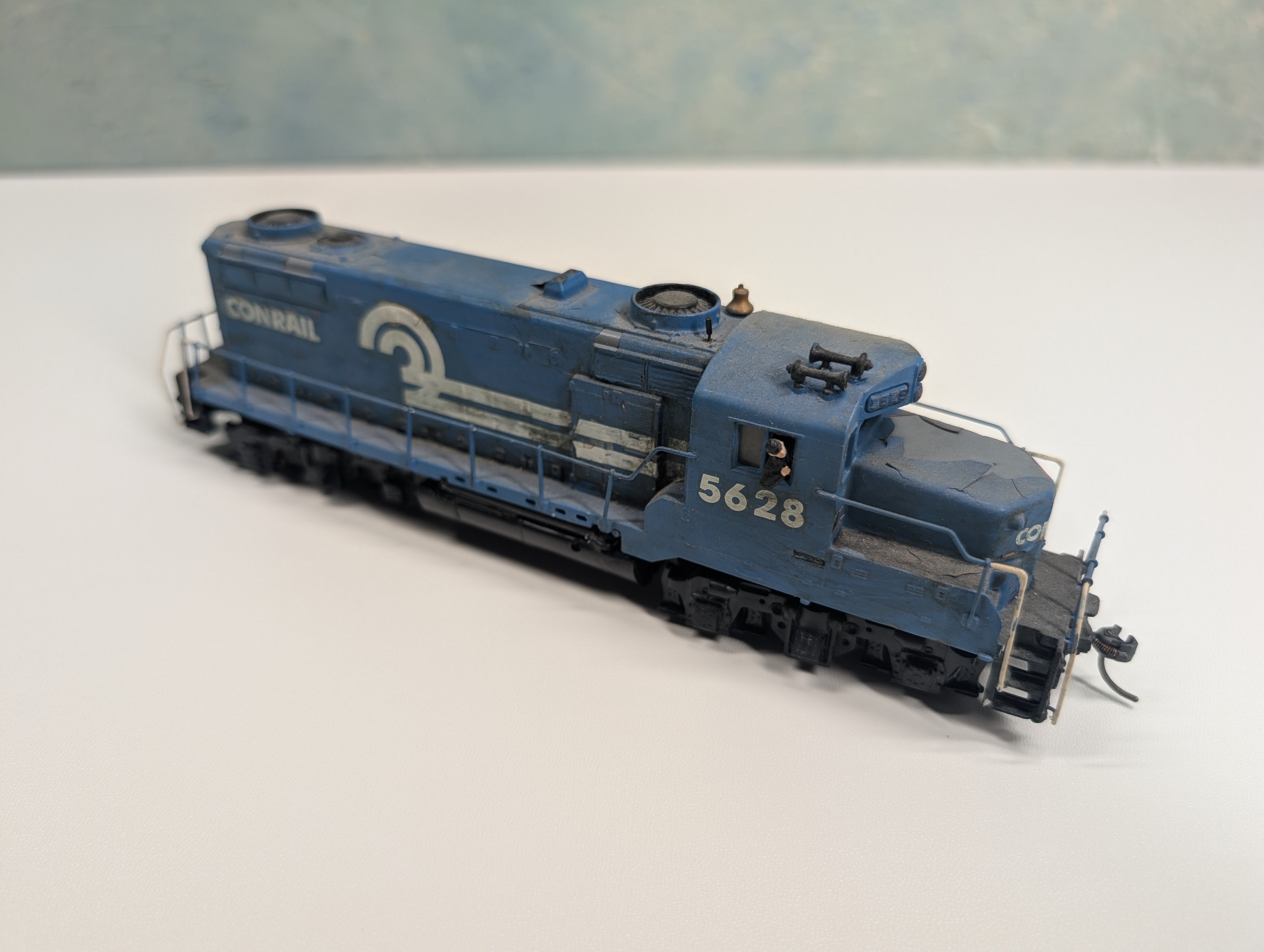 USED Mantua HO Scale Diesel Locomotive Conrail #5628 Runs, Decal DC