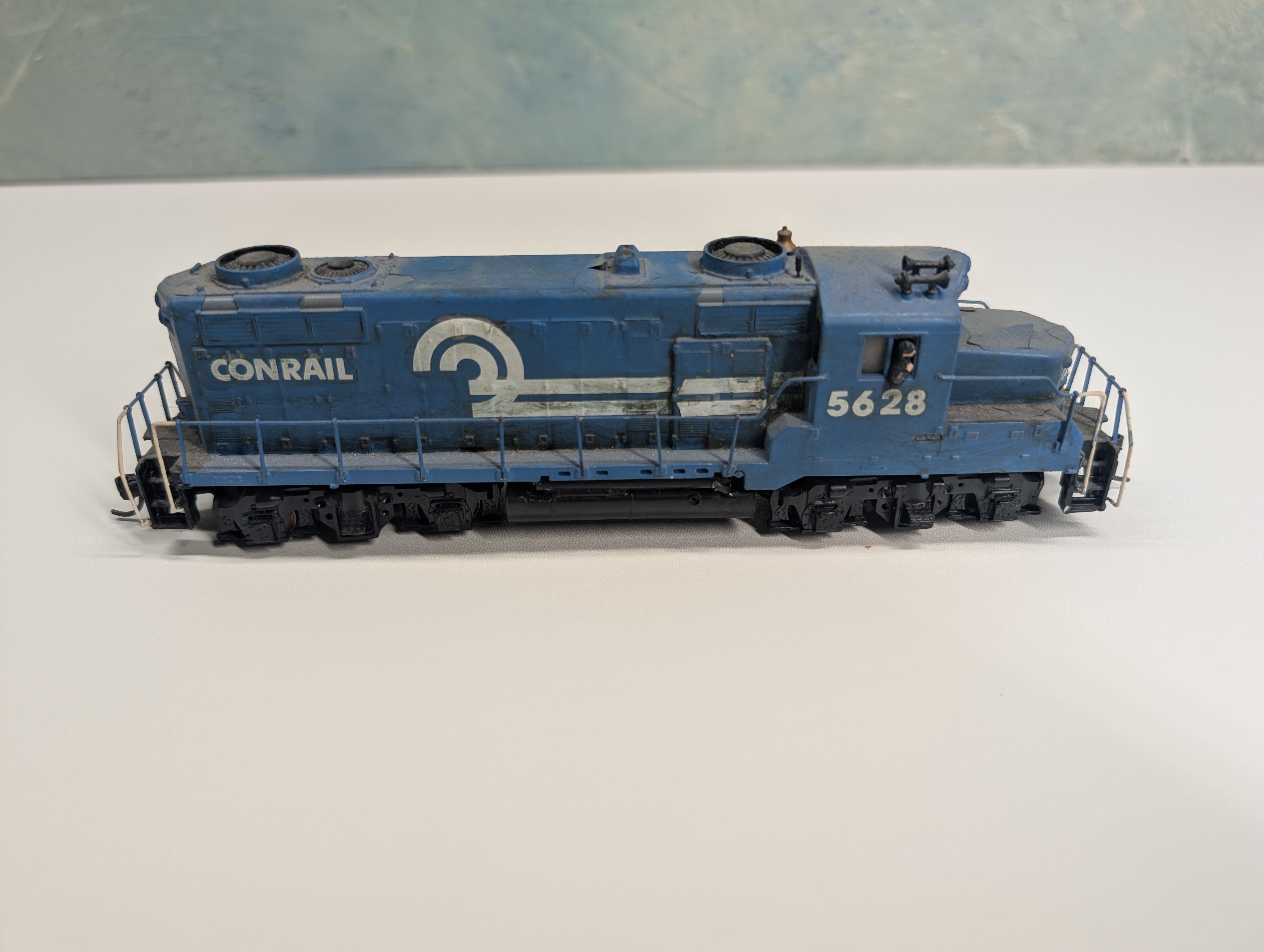 USED Mantua HO Scale Diesel Locomotive Conrail #5628 Runs, Decal DC