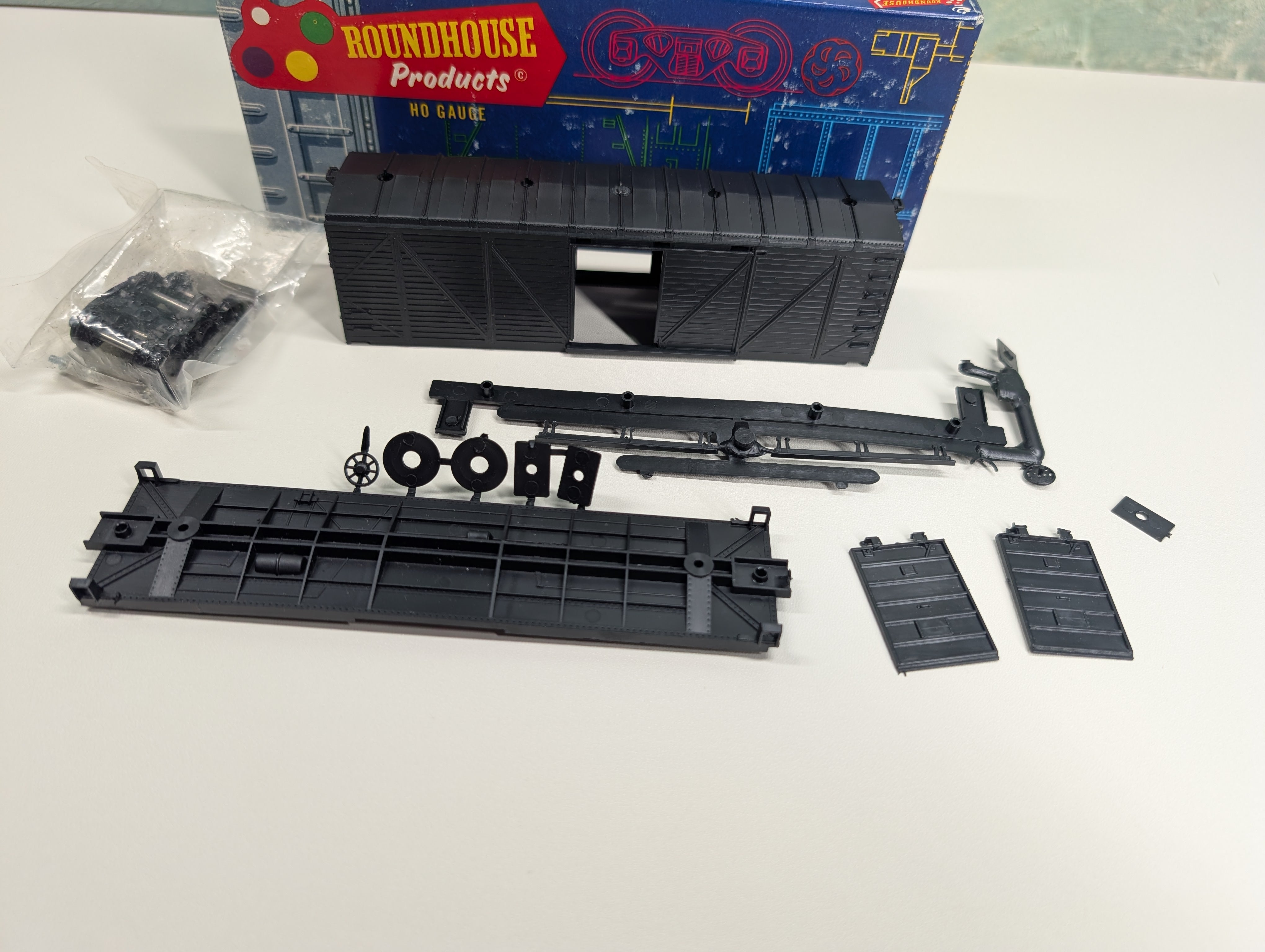 USED Roundhouse 1030 HO Scale 40' Box Car Kit Truss Side Undecorated Black KIT