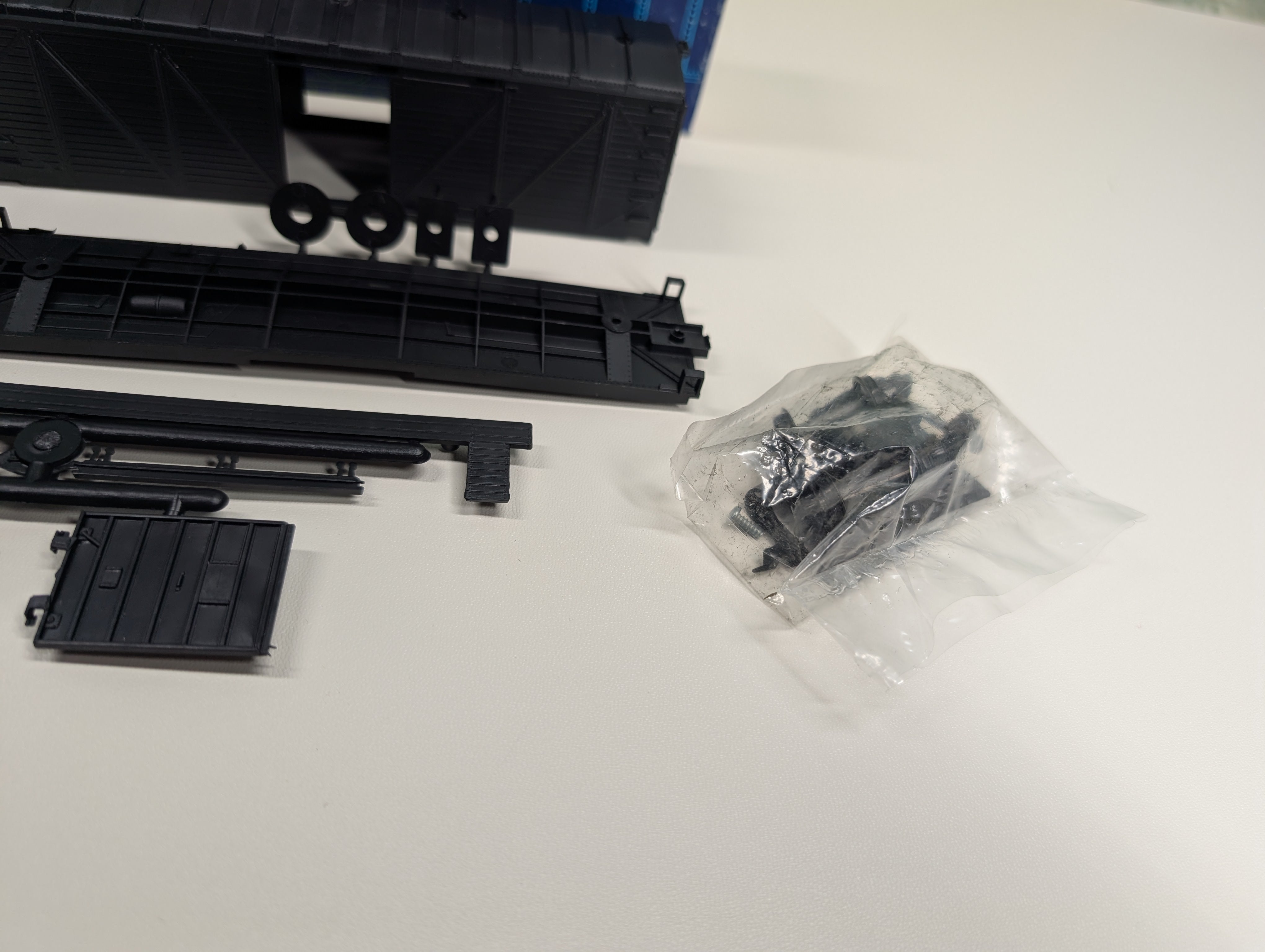 USED Roundhouse 1030 HO Scale 40' Box Car Kit Truss Side Undecorated Black KIT