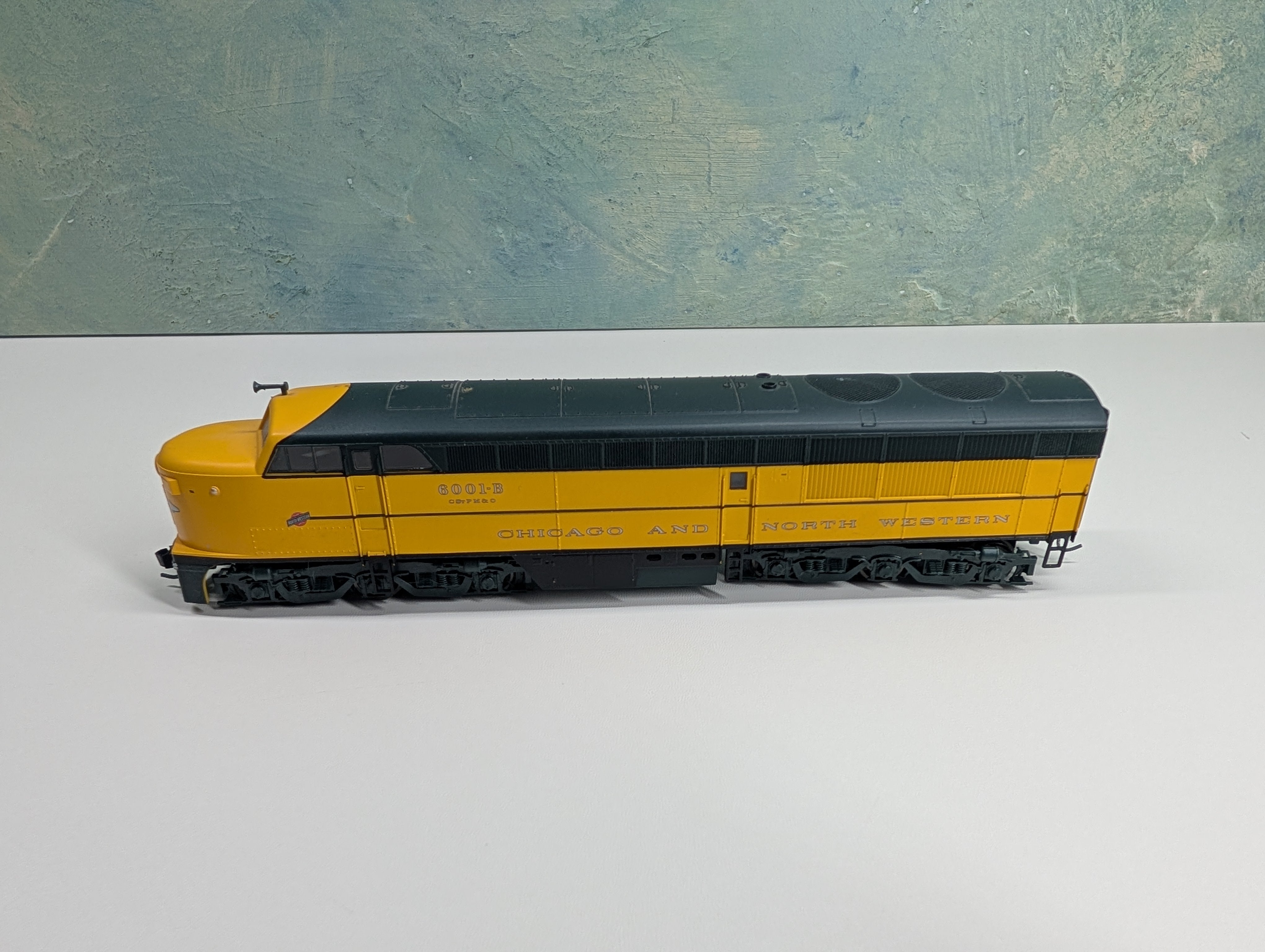 USED Life-Like HO Scale Set of Proto 1000 Erie Built Diesel Locomotive Chicago & North Western Chicago & North Western CNW #6001B Runs DC (2 pcs)