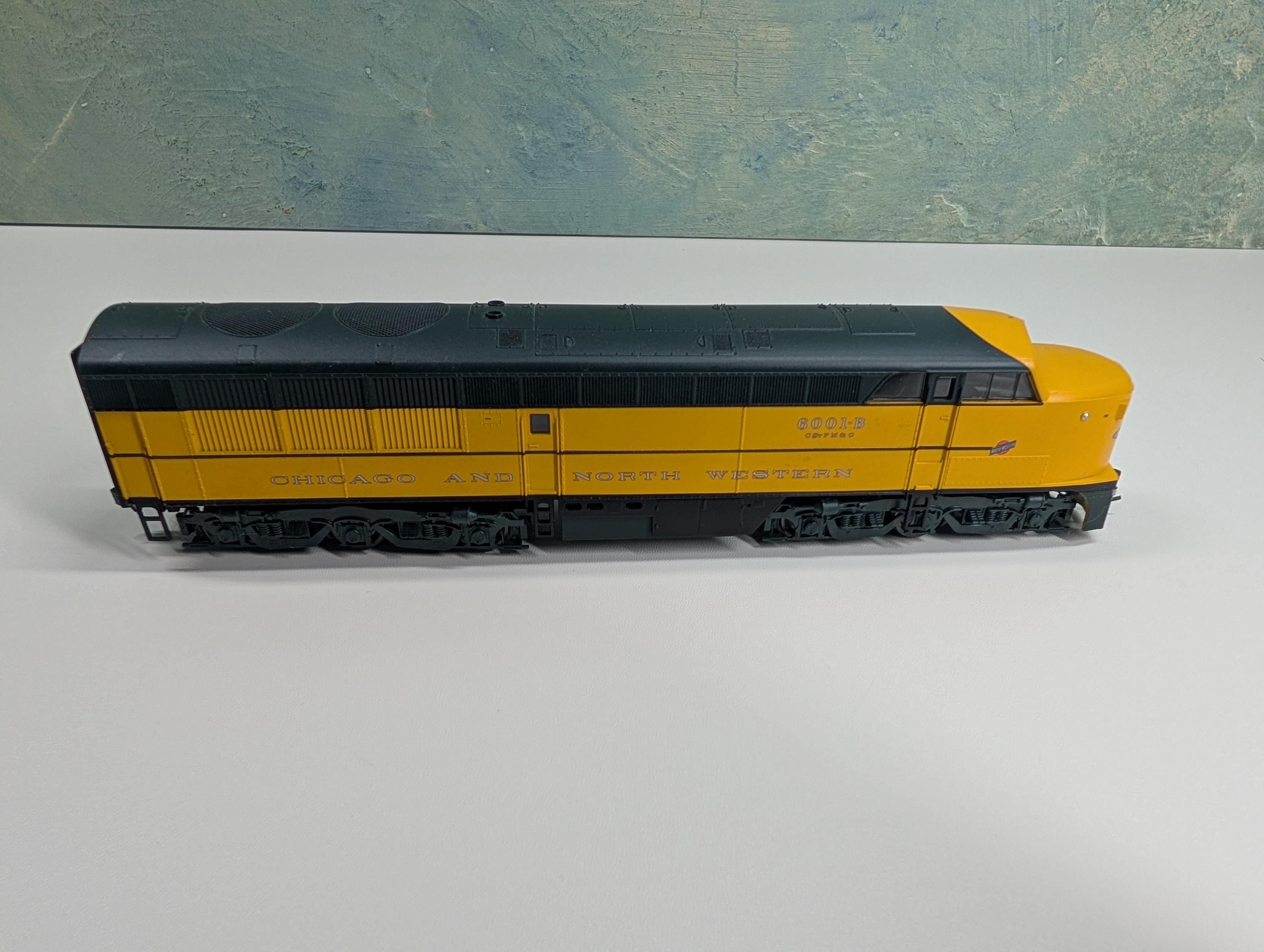 USED Life-Like HO Scale Set of Proto 1000 Erie Built Diesel Locomotive Chicago & North Western Chicago & North Western CNW #6001B Runs DC (2 pcs)