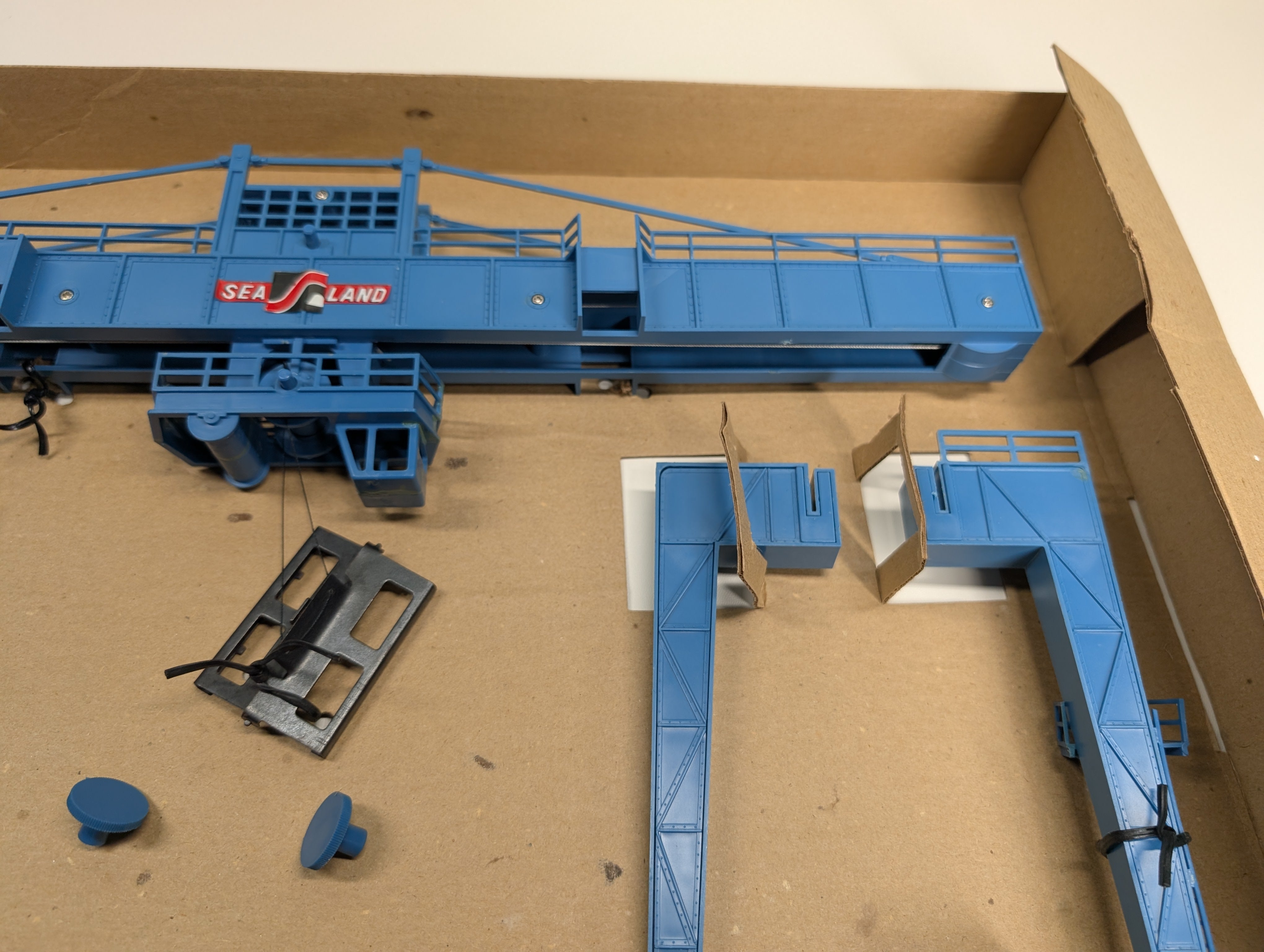 USED AHM 11013 HO Scale Operating Mighty Mover Crane KIT
