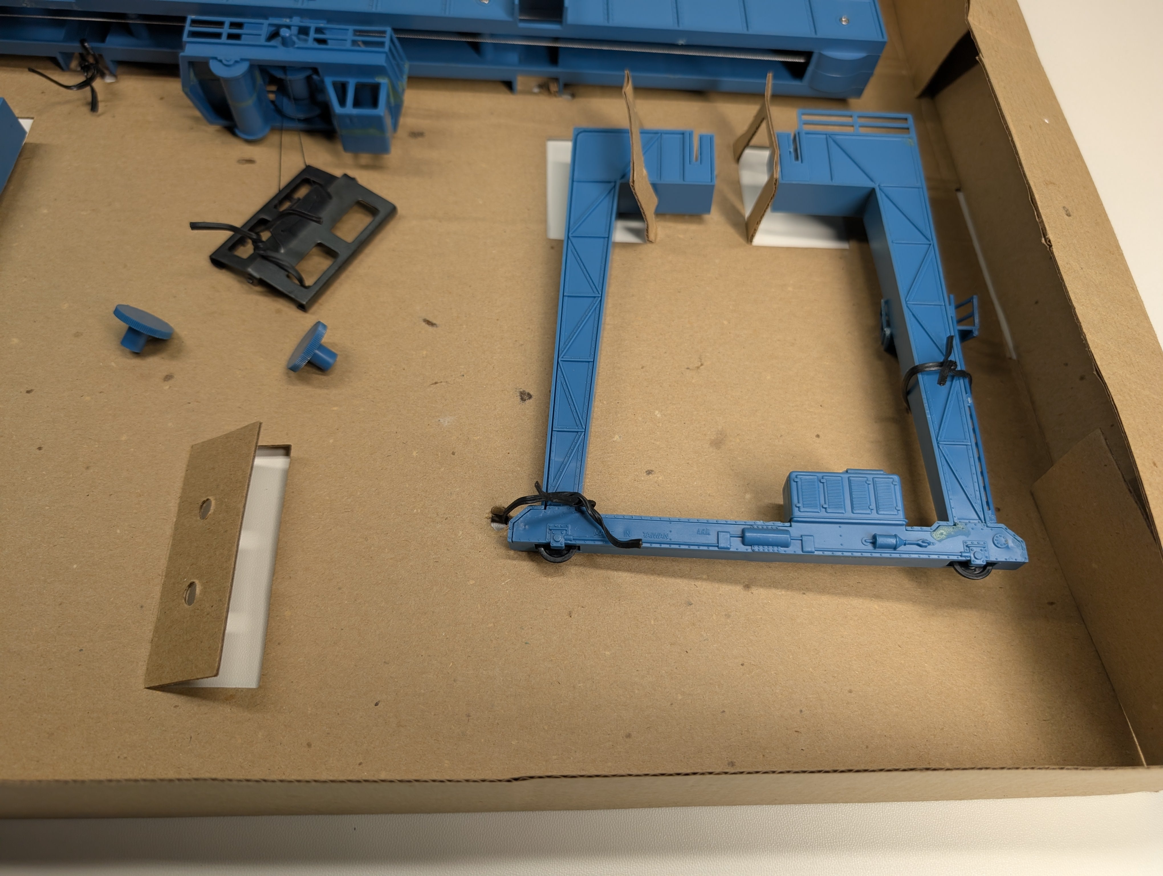 USED AHM 11013 HO Scale Operating Mighty Mover Crane KIT