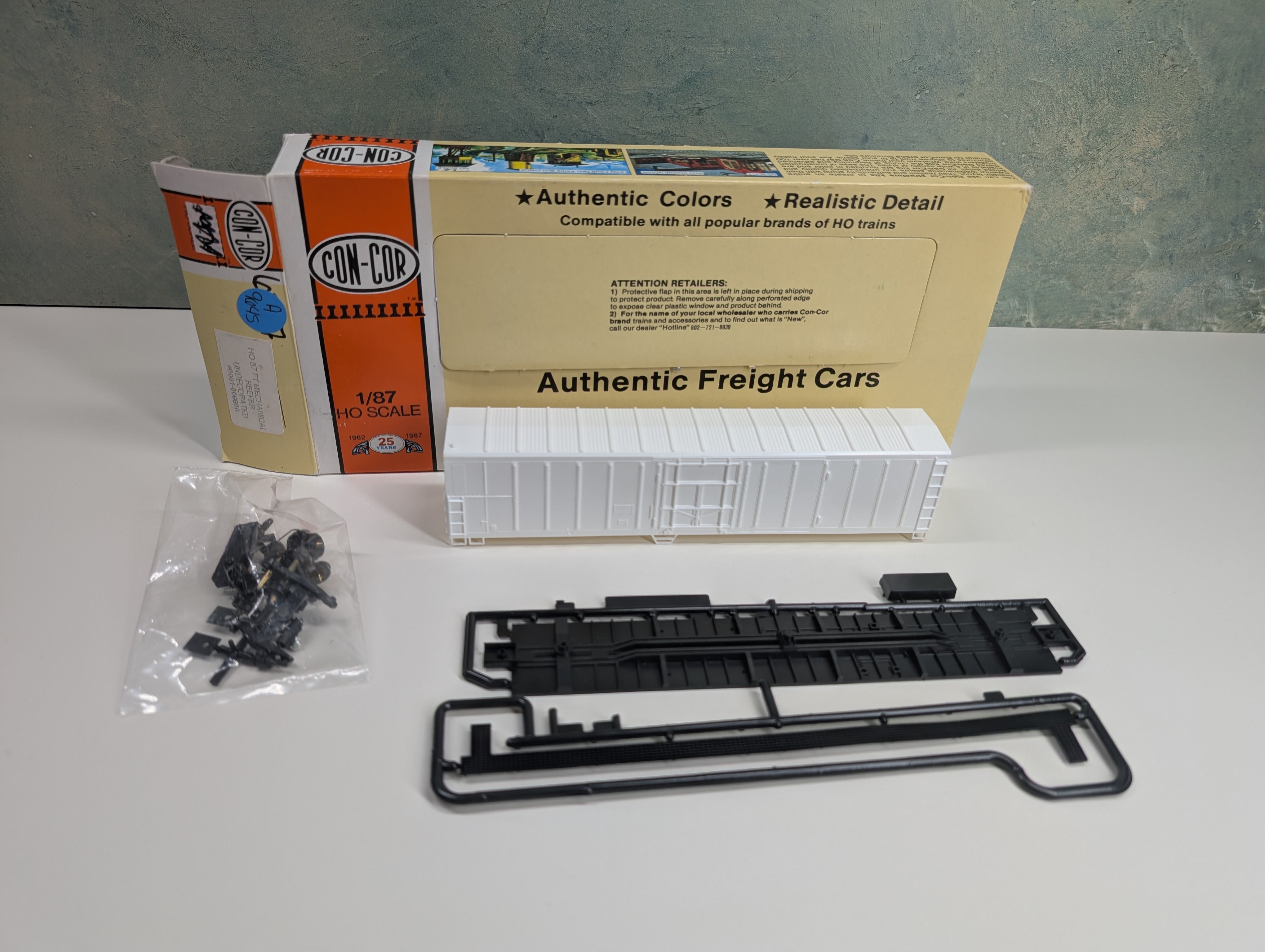 USED Con-Cor 1-009800 HO Scale 57' Mechanical Reefer Box Car Undecorated White KIT