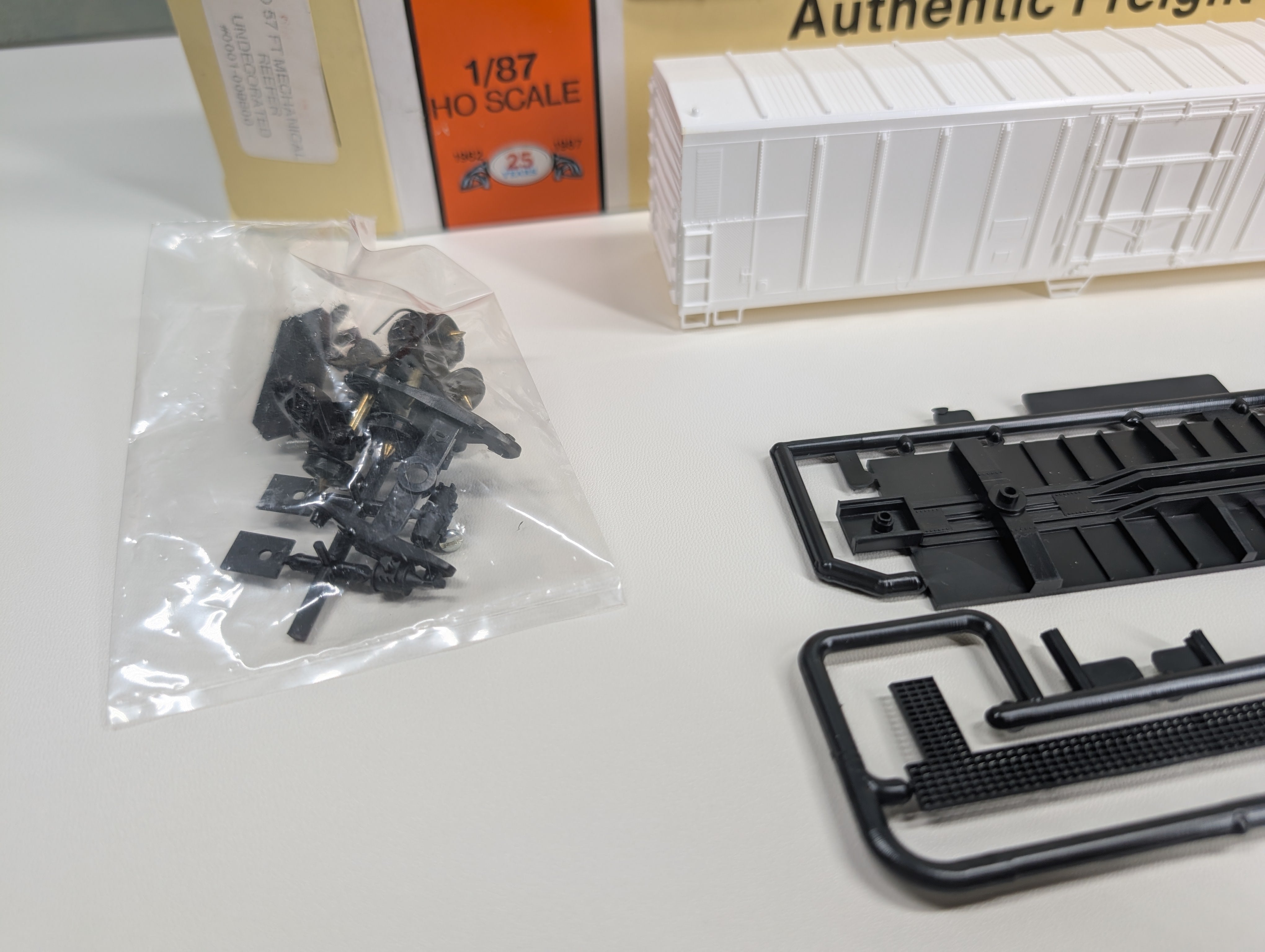 USED Con-Cor 1-009800 HO Scale 57' Mechanical Reefer Box Car Undecorated White KIT