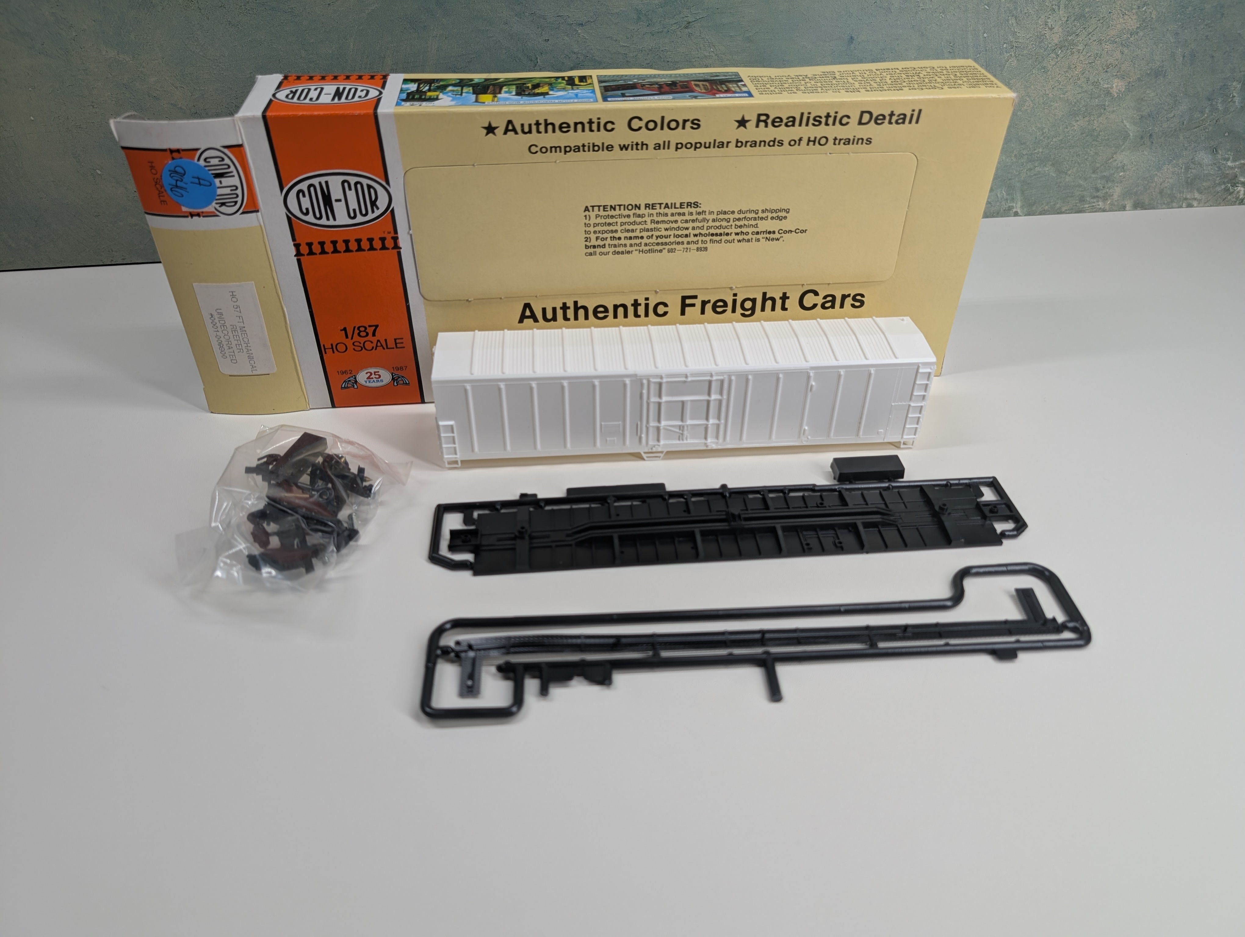 USED Con-Cor 1-009800 HO Scale 57' Mechanical Reefer Box Car Undecorated White KIT