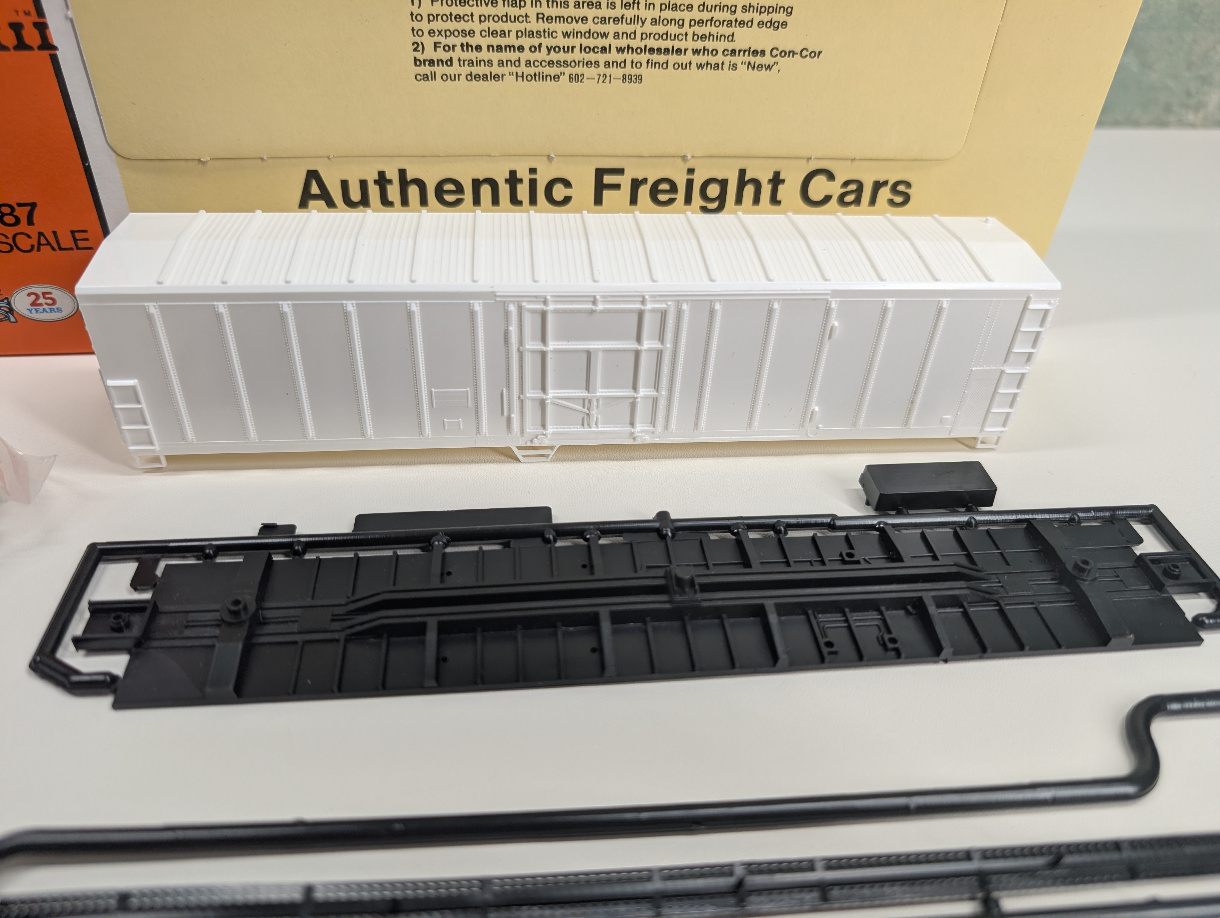 USED Con-Cor 1-009800 HO Scale 57' Mechanical Reefer Box Car Undecorated White KIT