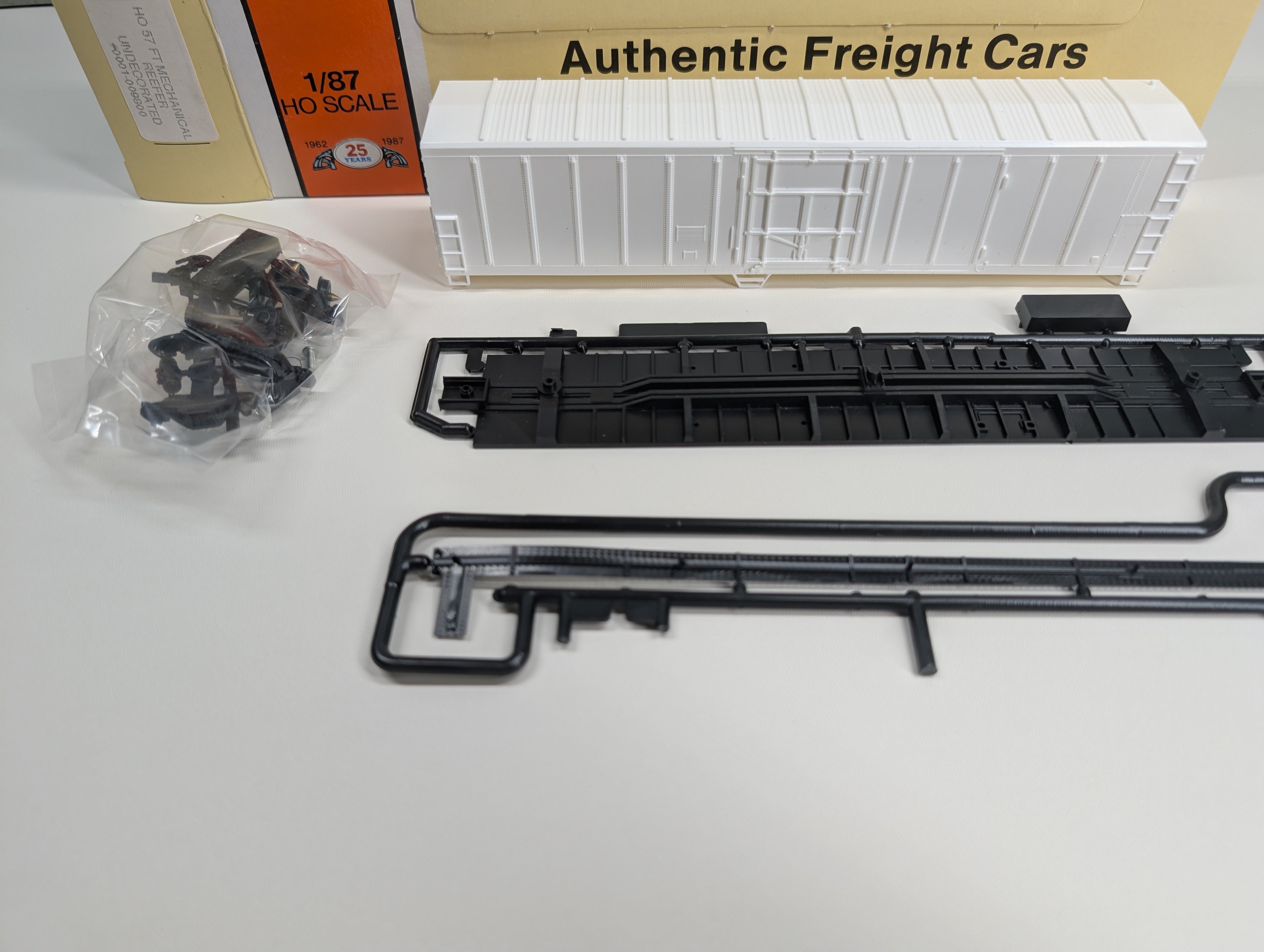 USED Con-Cor 1-009800 HO Scale 57' Mechanical Reefer Box Car Undecorated White KIT