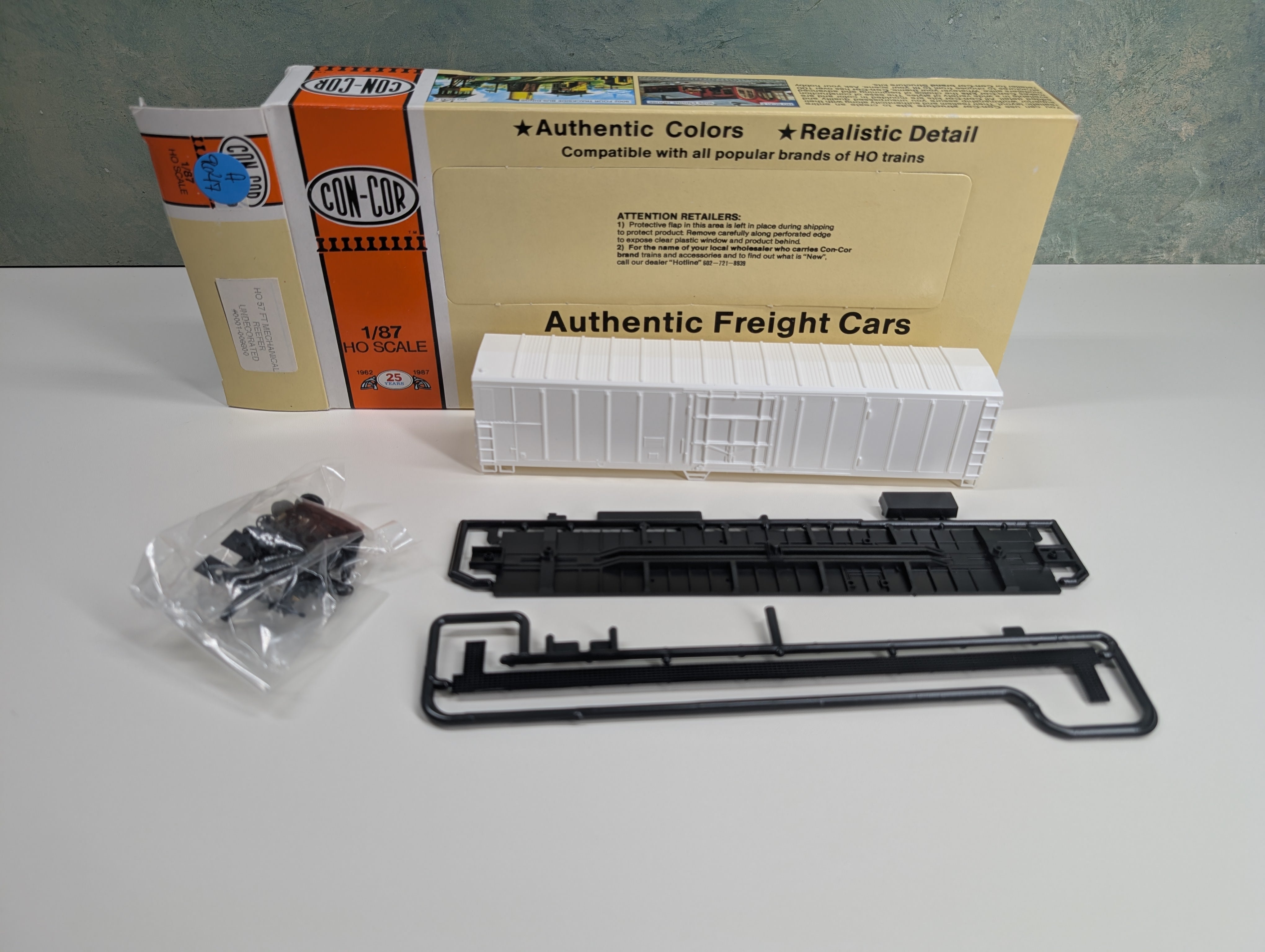 USED Con-Cor 1-009800 HO Scale 57' Mechanical Reefer Box Car Undecorated White KIT