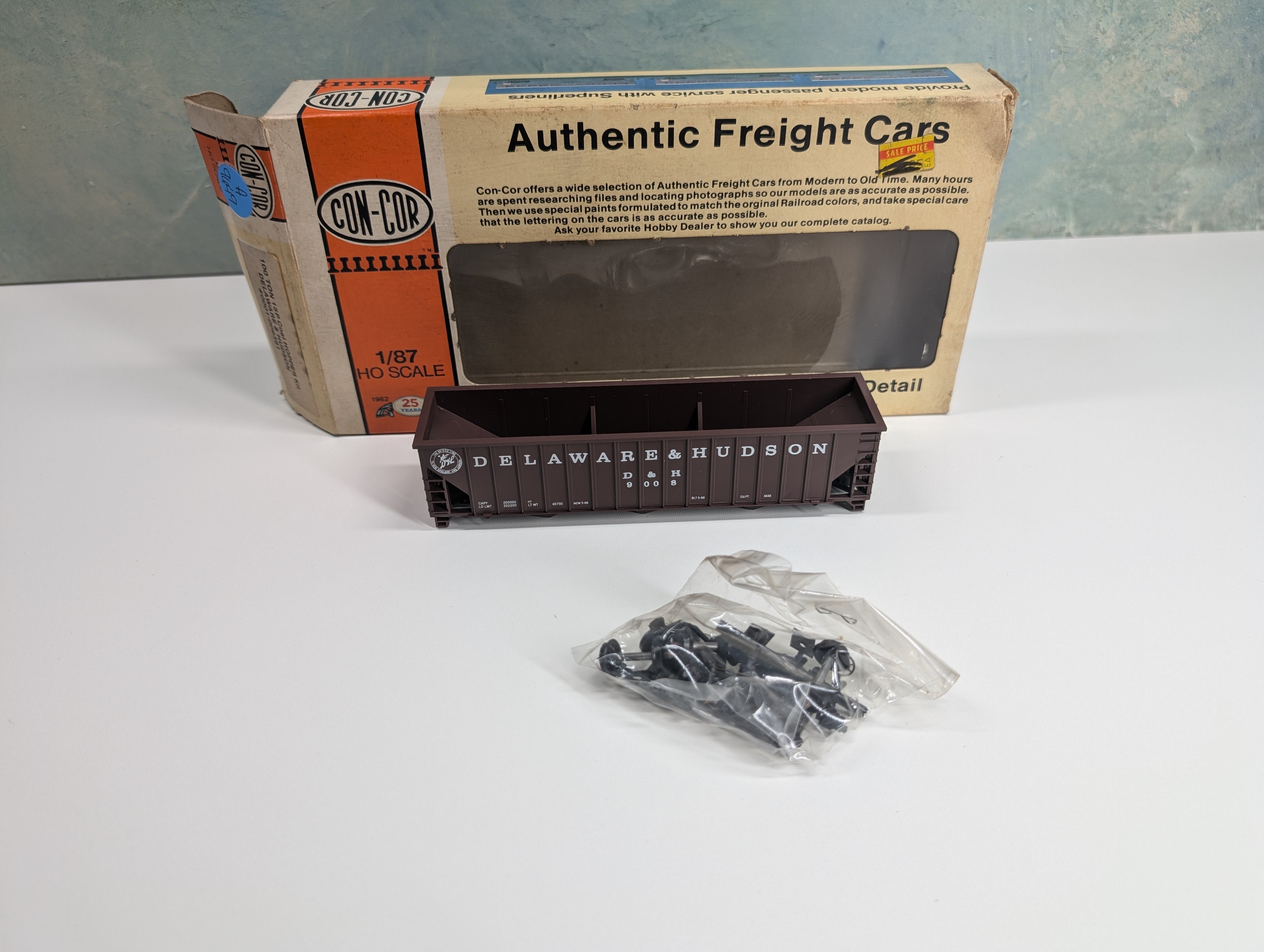 USED Con-Cor 1-009361 HO Scale 100 Ton 15 Panel Coal Hopper Delaware and Hudson D&H #9008 KIT