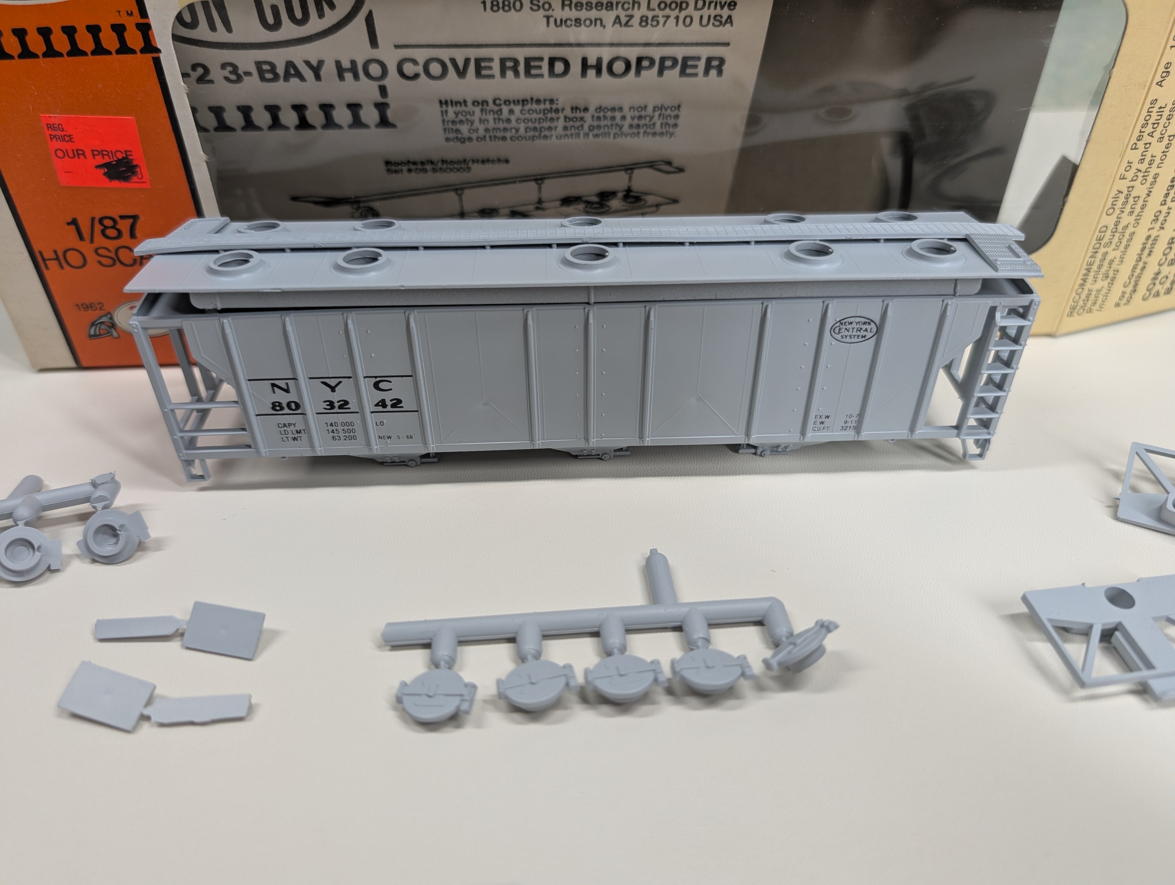 USED Con-Cor 1-009526 HO Scale PS-2 Covered Hopper New York Central NYC #803242 KIT