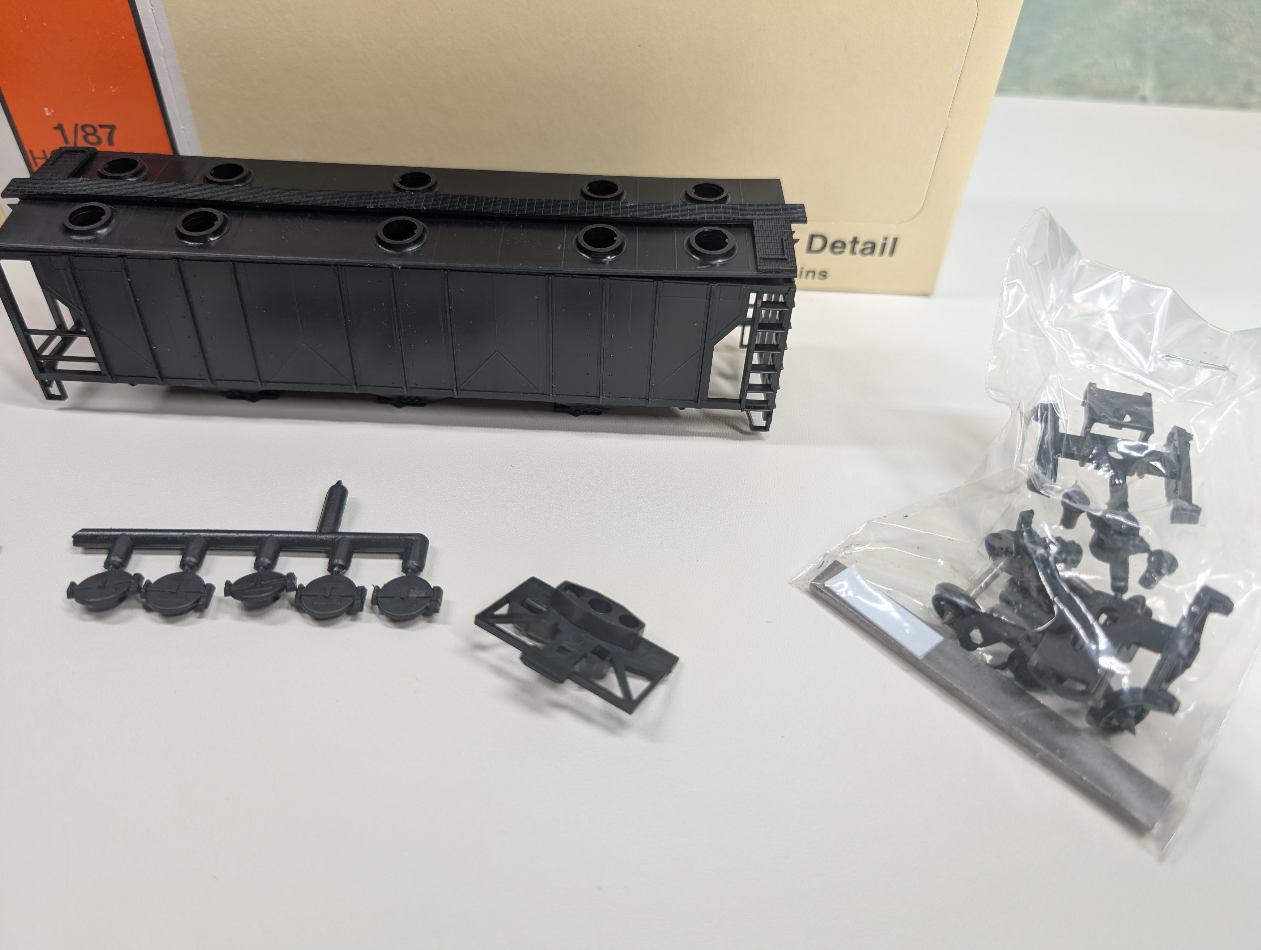 USED Con-Cor 1-009500 HO Scale PS-2 Covered Hopper Undecorated Black KIT