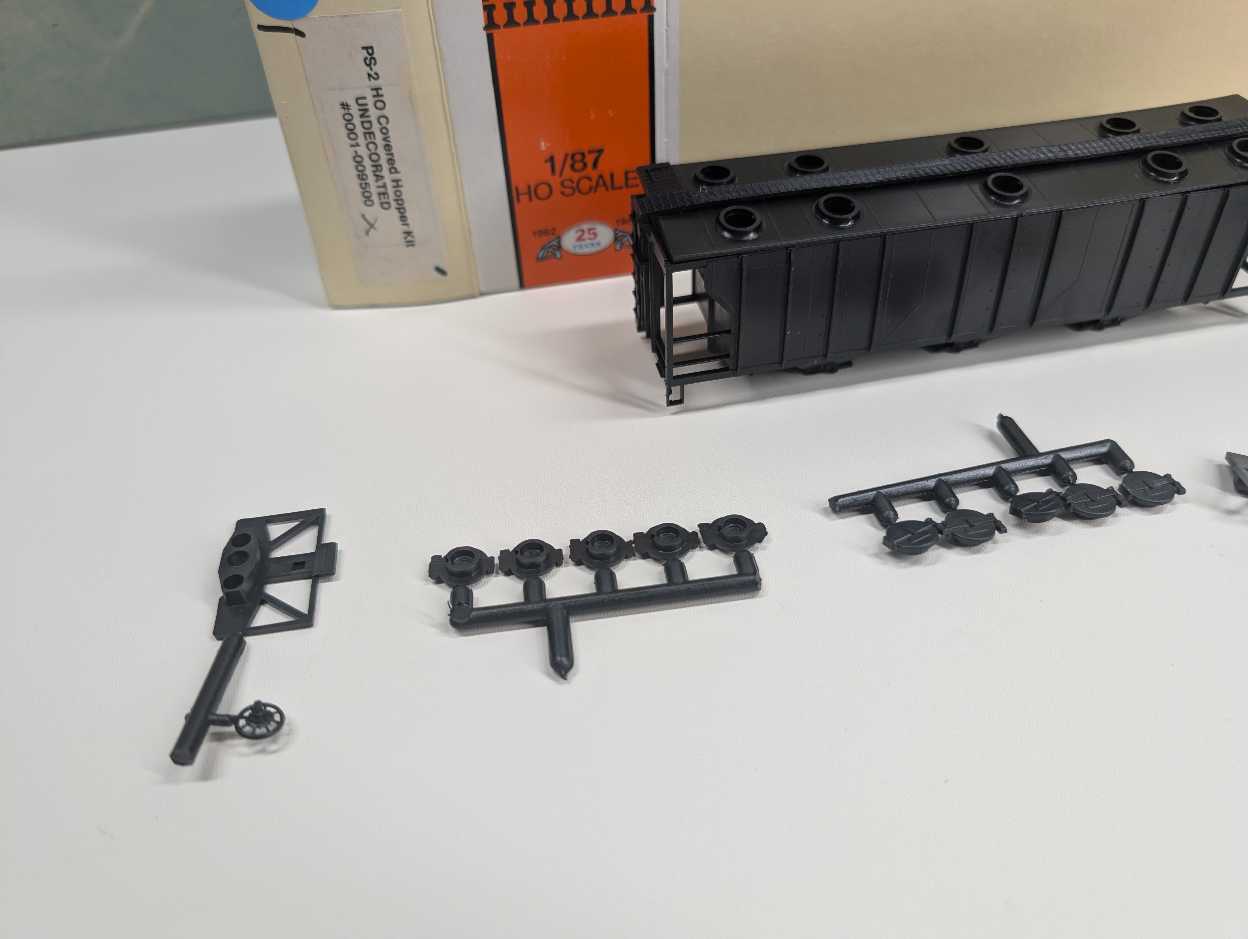 USED Con-Cor 1-009500 HO Scale PS-2 Covered Hopper Undecorated Black KIT