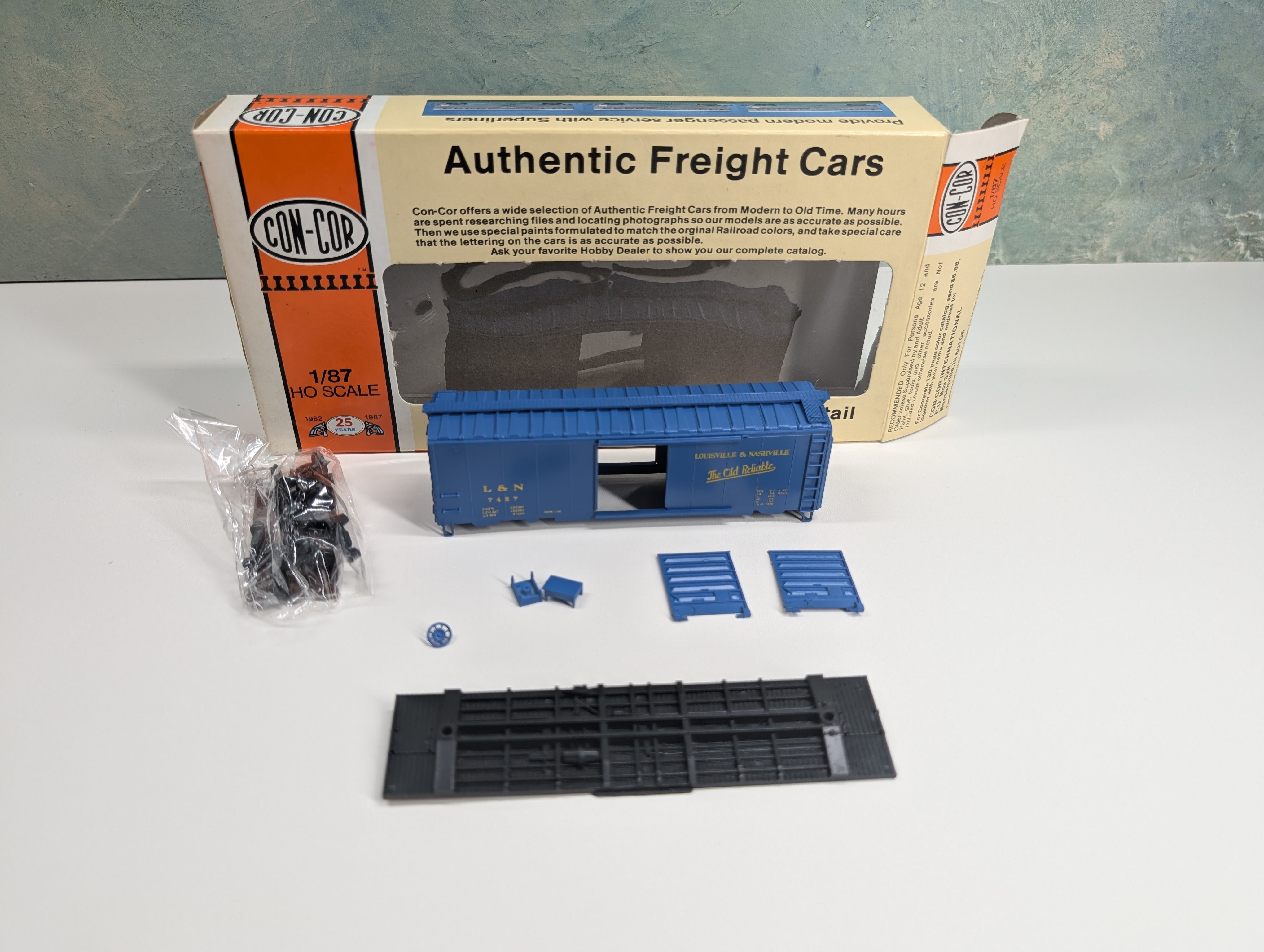 USED Con-Cor 1-009421 HO Scale 40' PS-1 SD Box Car Delaware and Hudson D&H #22241 KIT