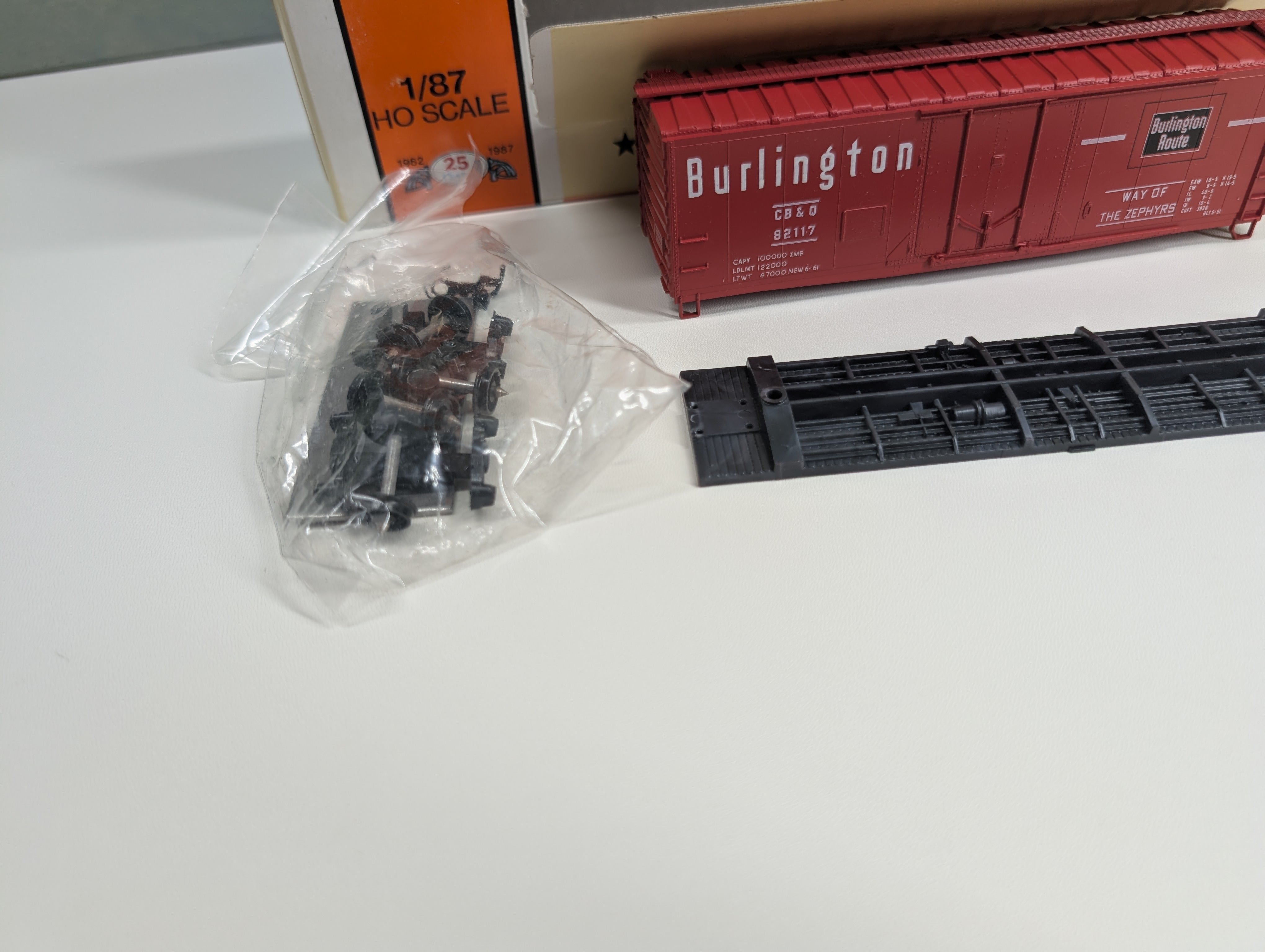 USED Con-Cor 1-009451 HO Scale 40' PS-1 PD Box Car Burlington CB&Q #82117 KIT