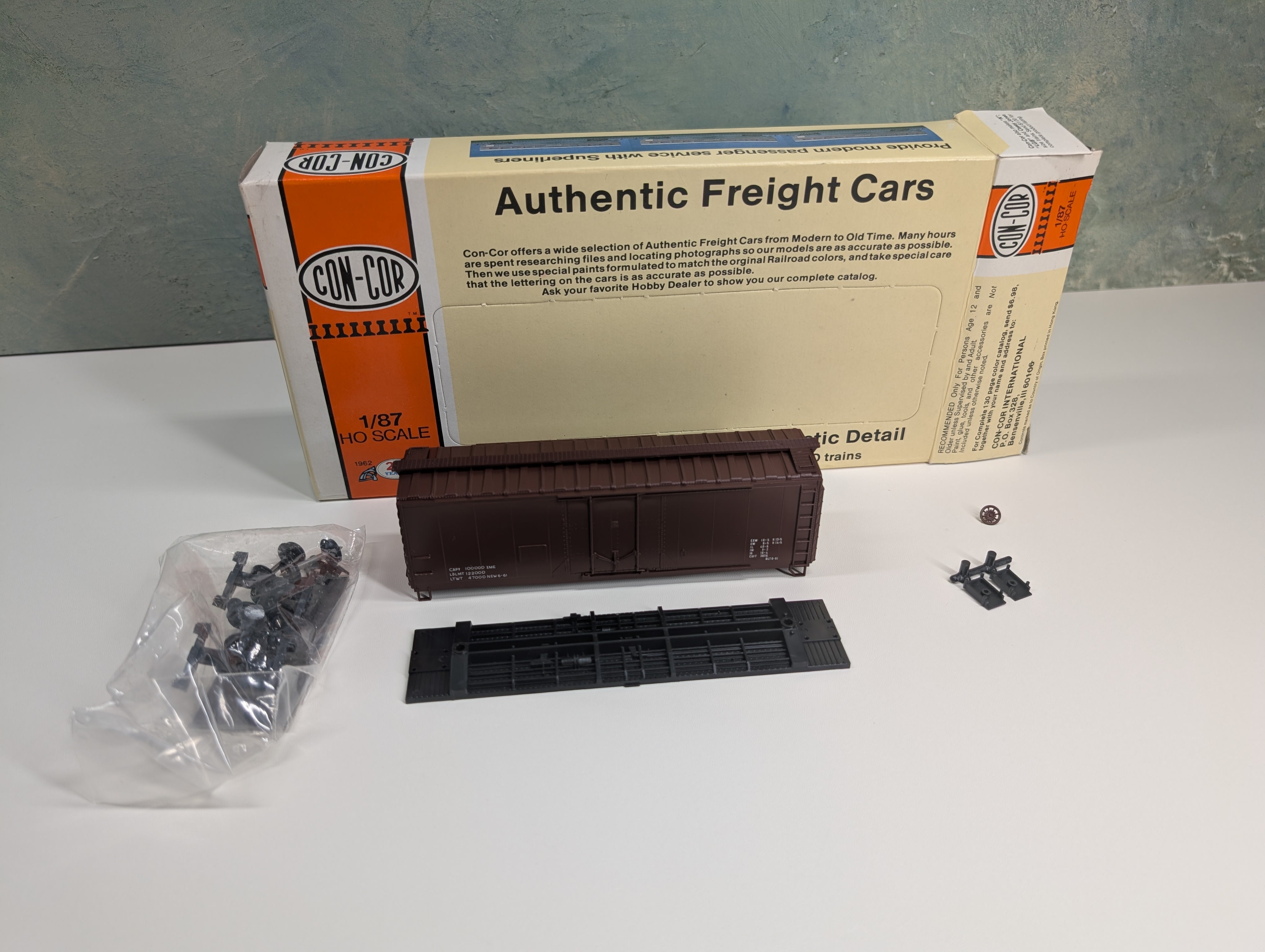 USED Con-Cor 1-009457 HO Scale 40' PS-1 PD Box Car Data Only Tuscan Red KIT