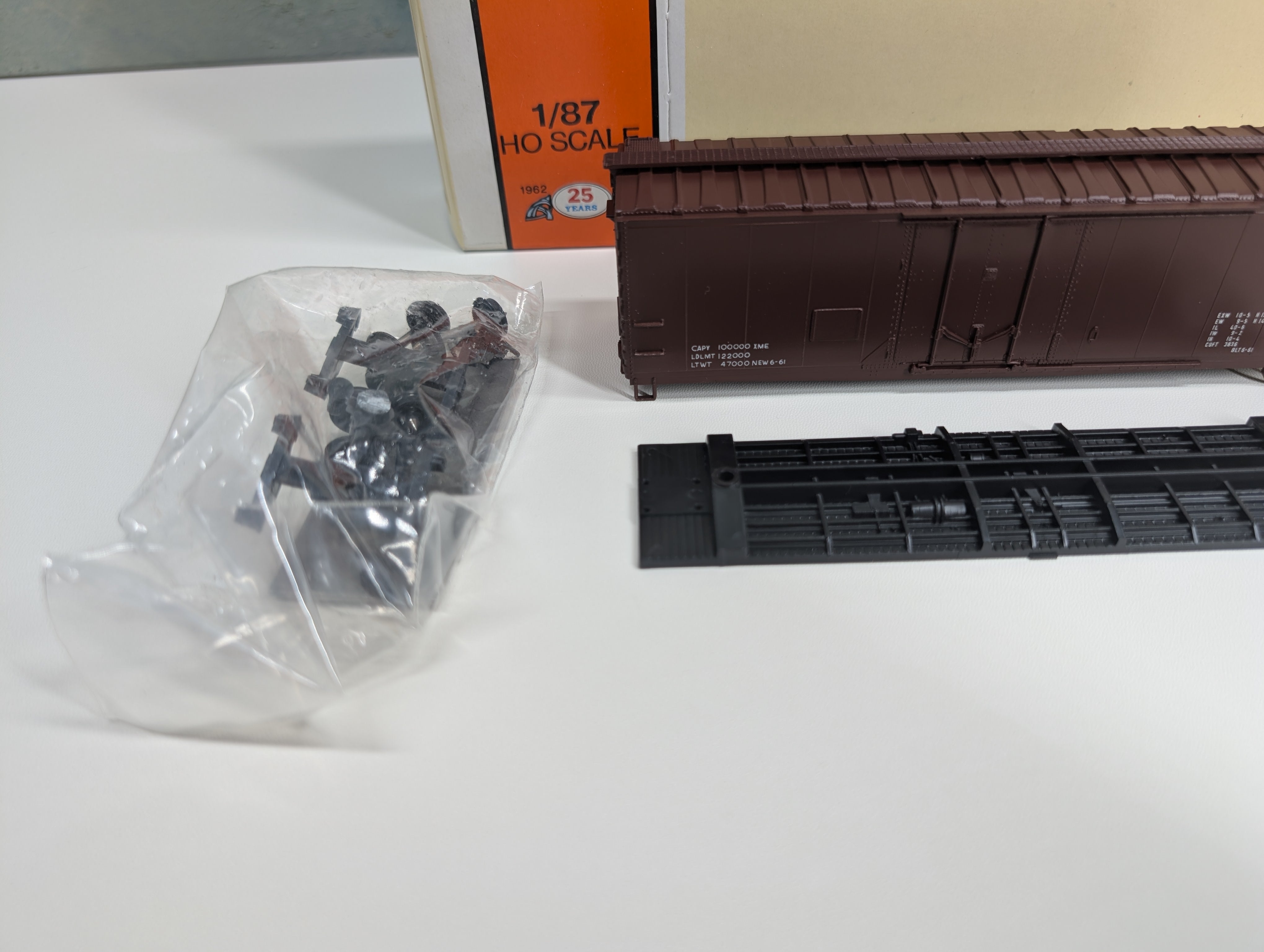 USED Con-Cor 1-009457 HO Scale 40' PS-1 PD Box Car Data Only Tuscan Red KIT