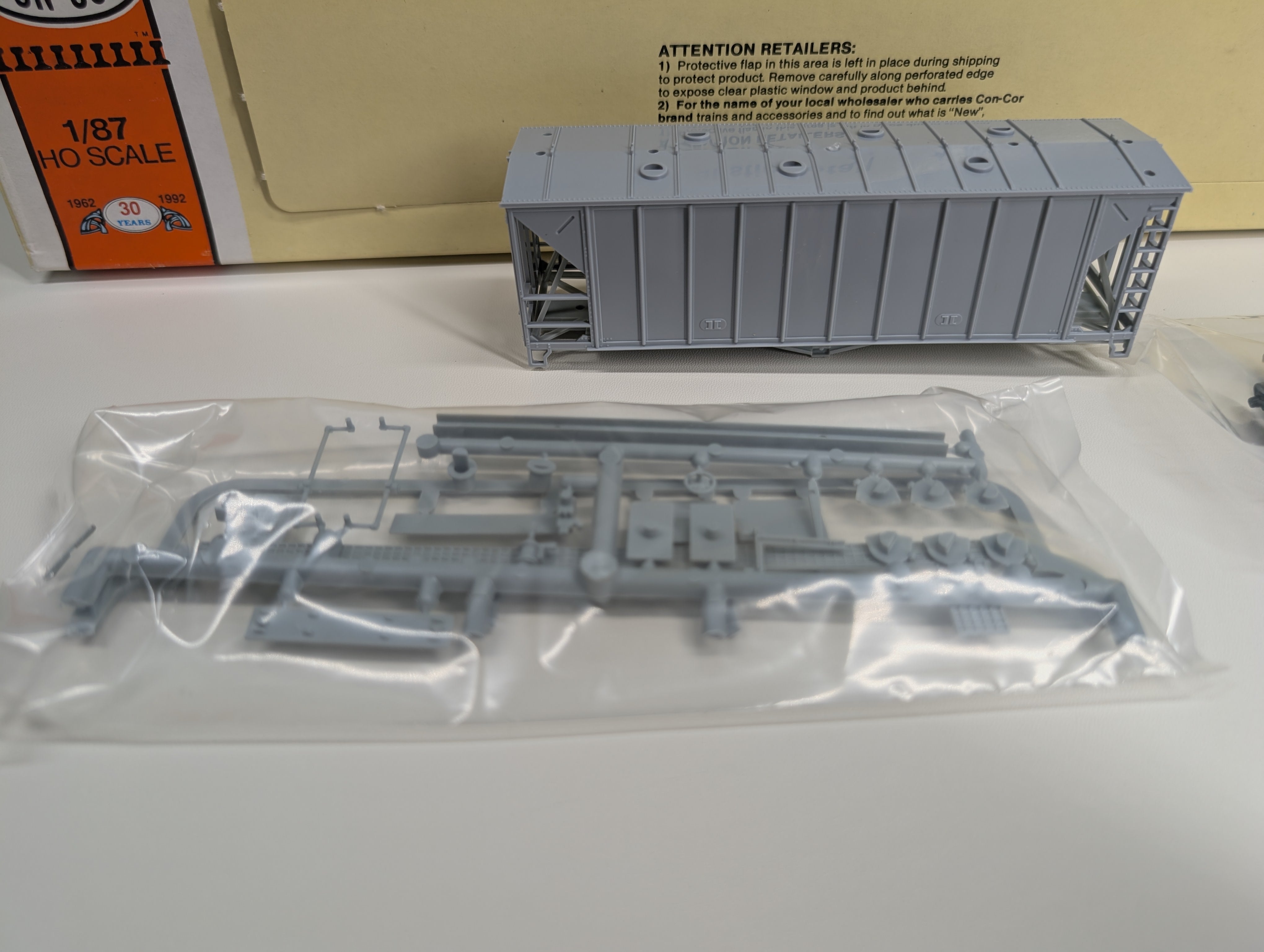USED Con-Cor 1-009750 HO Scale 40' Airslide Covered Hopper Modern Version Undecorated Gray KIT