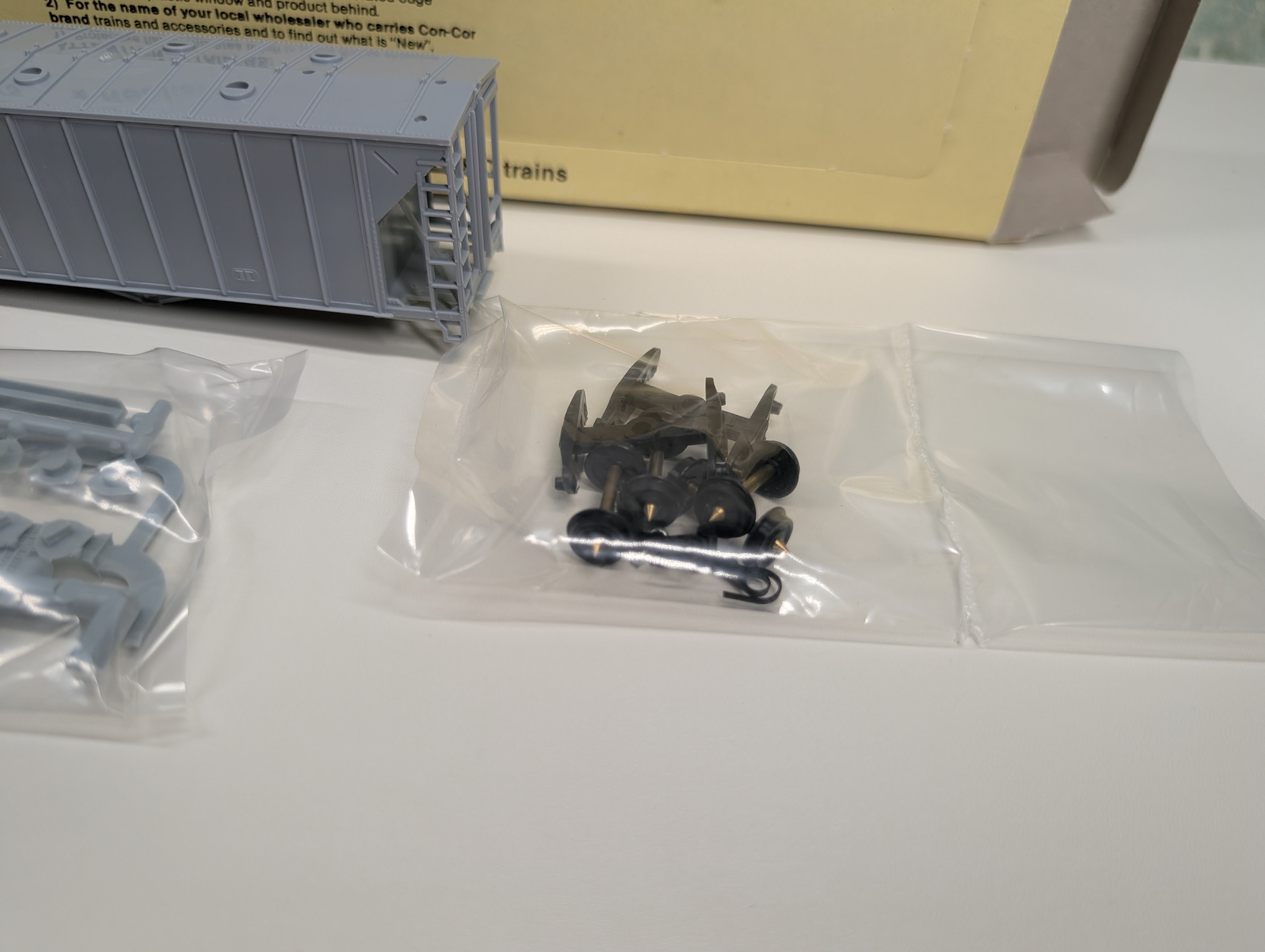 USED Con-Cor 1-009750 HO Scale 40' Airslide Covered Hopper Modern Version Undecorated Gray KIT