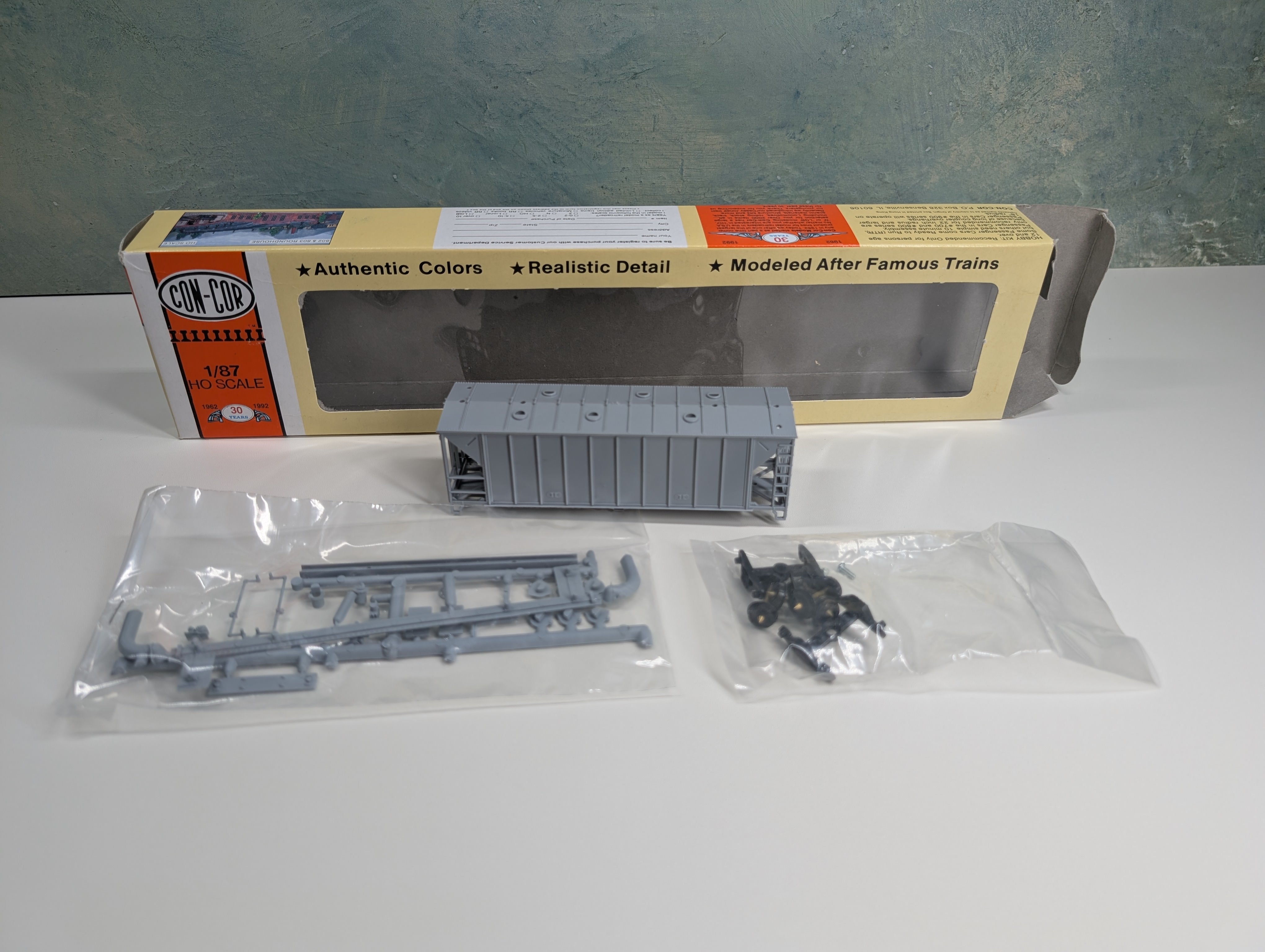 USED Con-Cor 1-009750 HO Scale 40' Airslide Covered Hopper Modern Version Undecorated Gray KIT