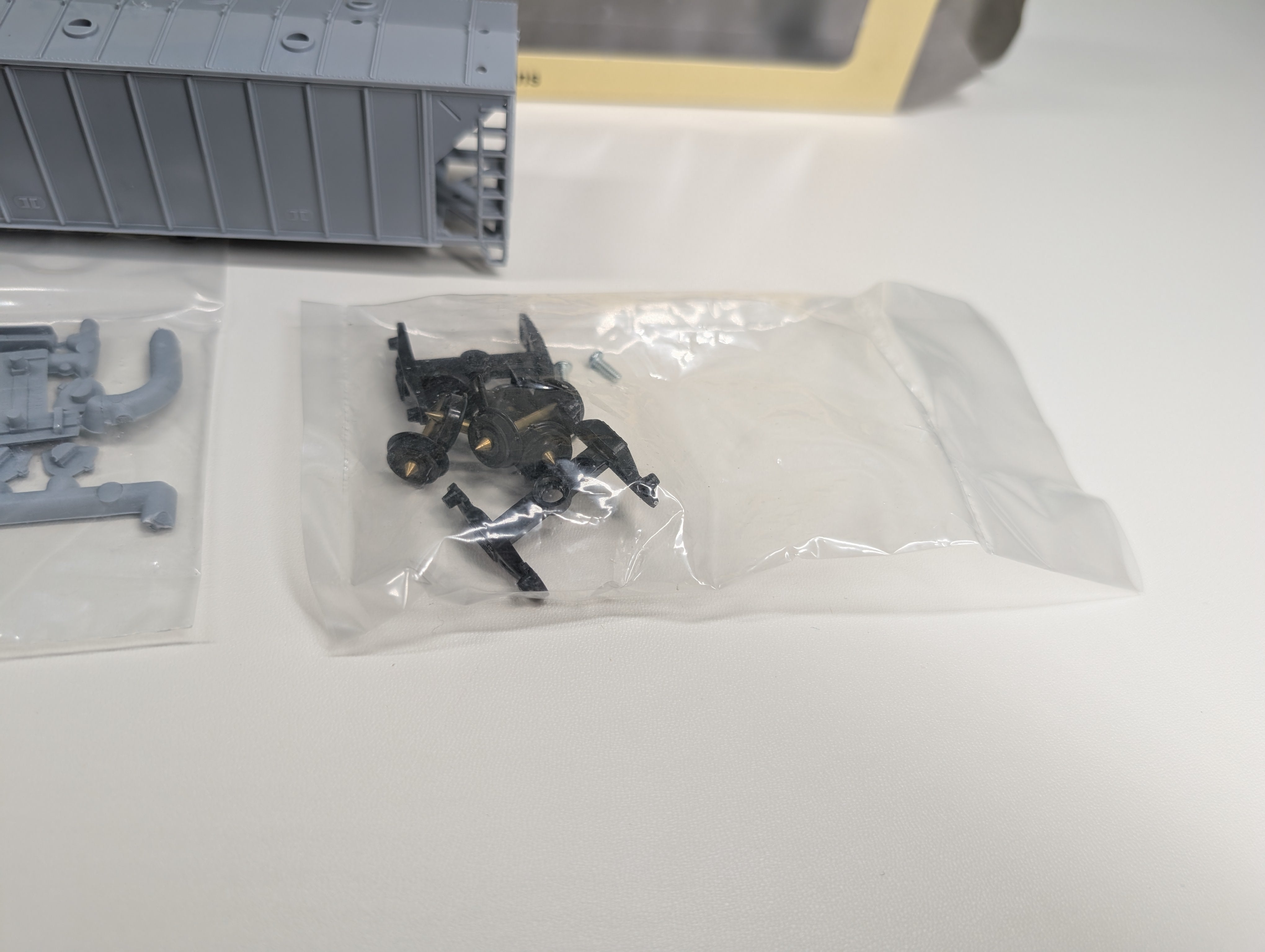 USED Con-Cor 1-009750 HO Scale 40' Airslide Covered Hopper Modern Version Undecorated Gray KIT