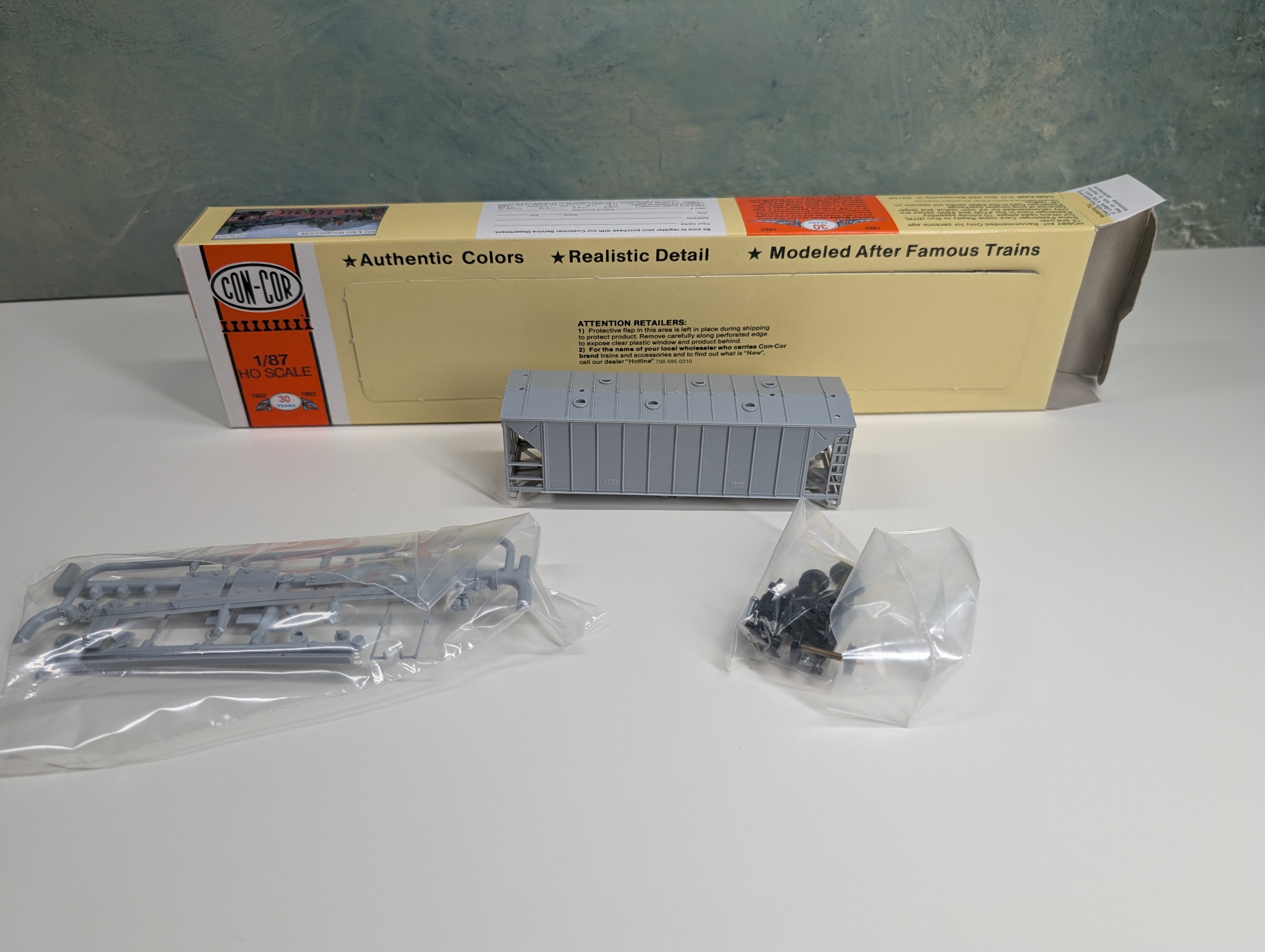 USED Con-Cor 1-009750 HO Scale 40' Airslide Covered Hopper Modern Version Undecorated Gray KIT