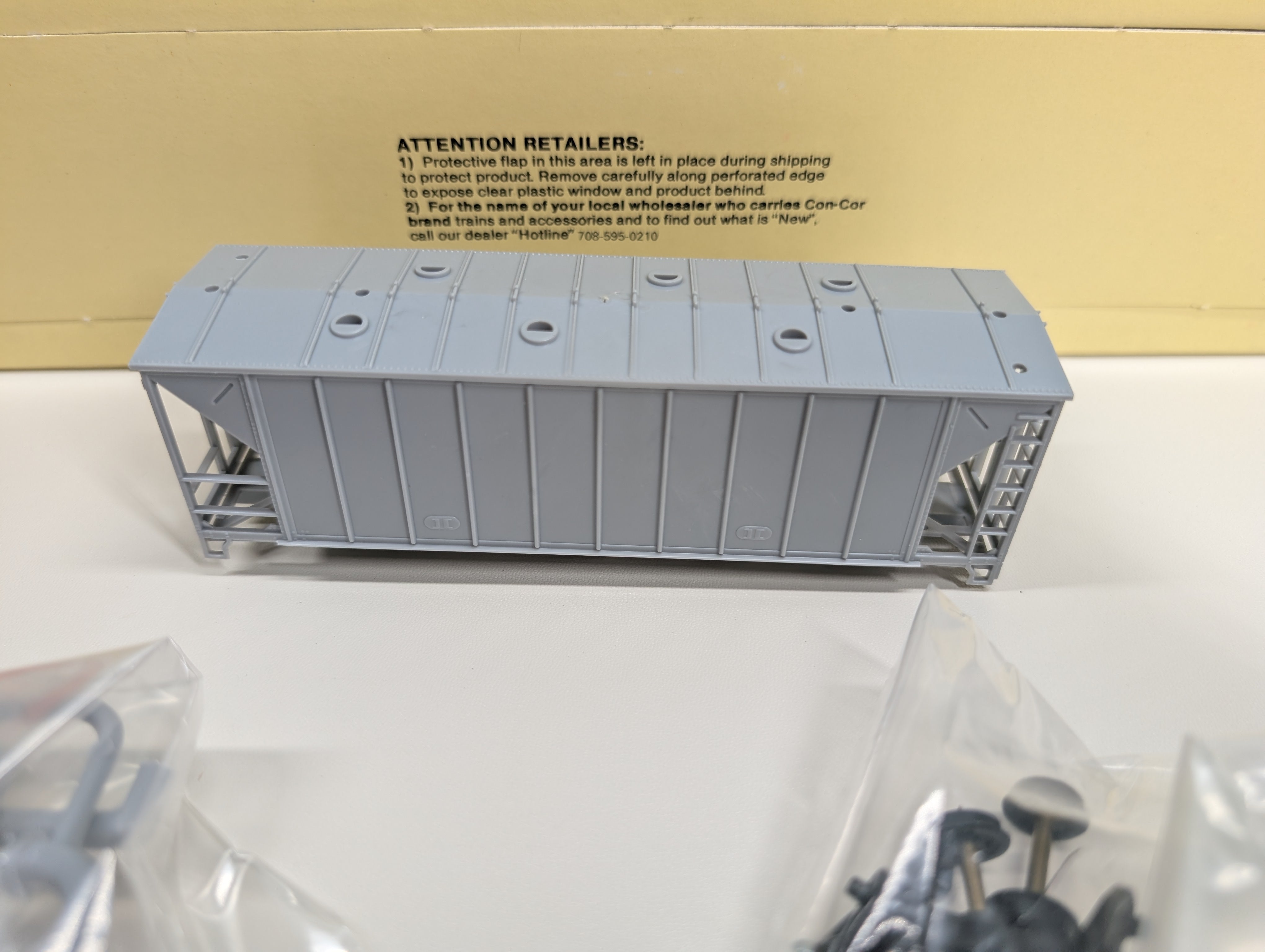 USED Con-Cor 1-009750 HO Scale 40' Airslide Covered Hopper Modern Version Undecorated Gray KIT