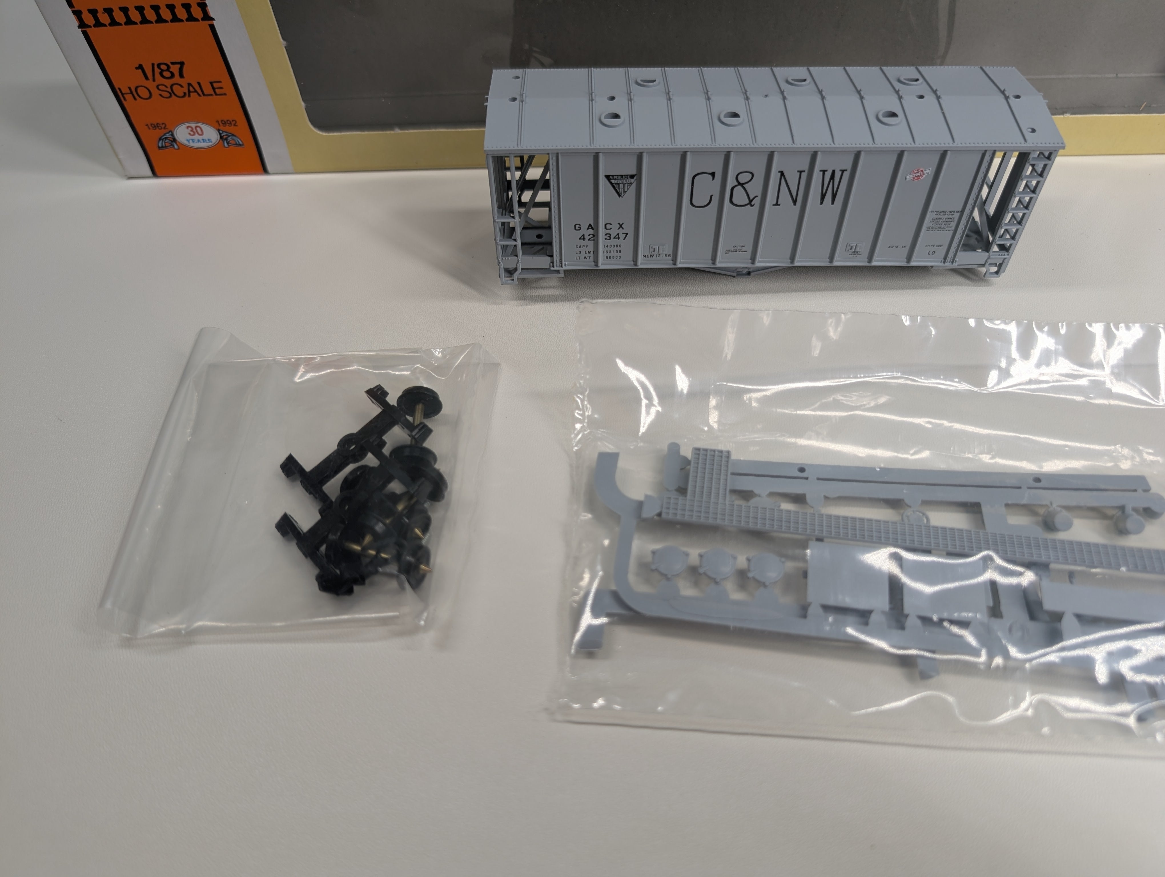 USED Con-Cor HO Scale 40' Airslide Covered Hopper Chicago & North Western GACX #42347 KIT