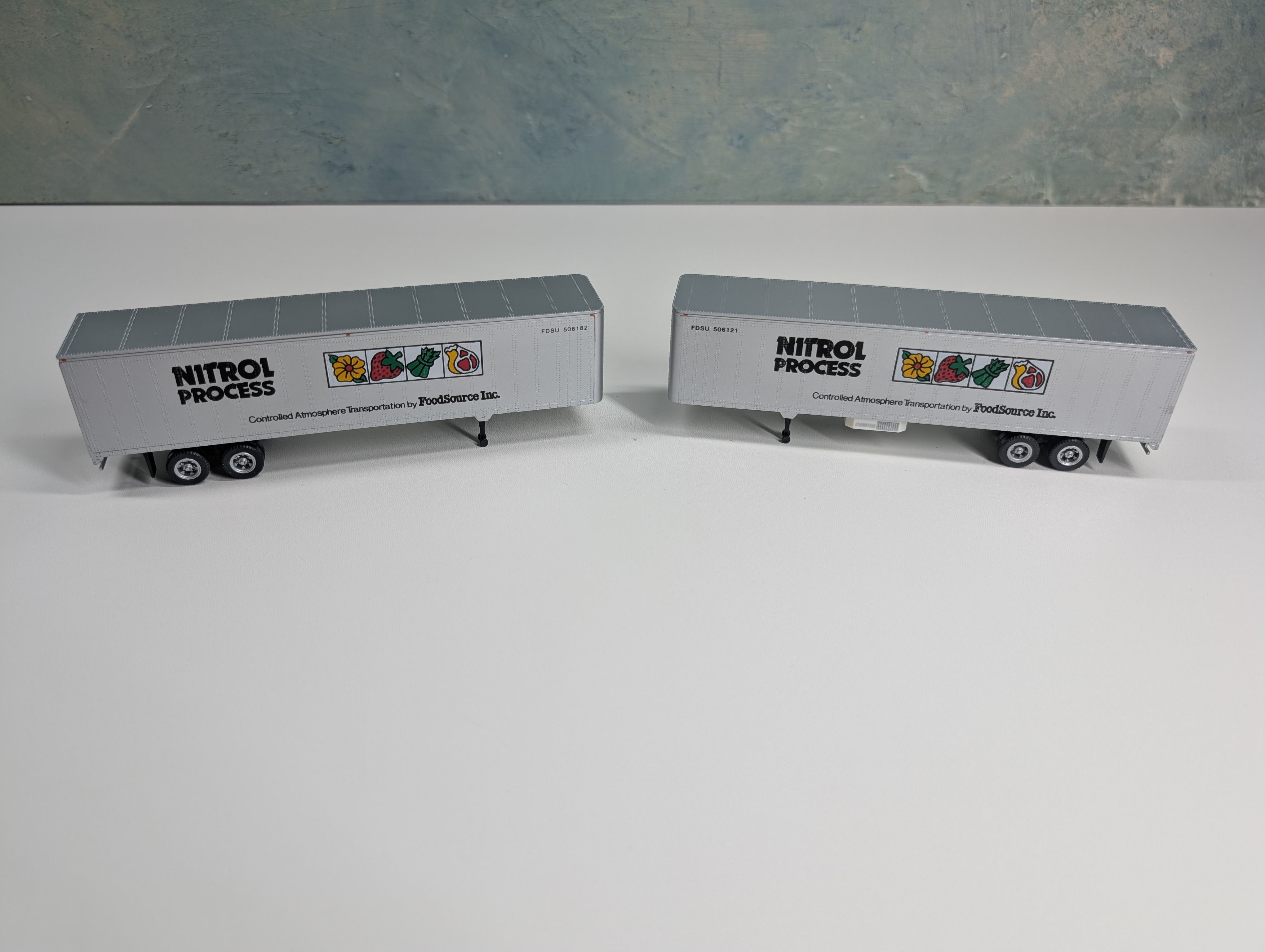 USED Con-Cor 4-008201 HO Scale 45' Rivet Side Dry Van Trailer, Herpa Foodsource Nitrol Process (2 pcs)