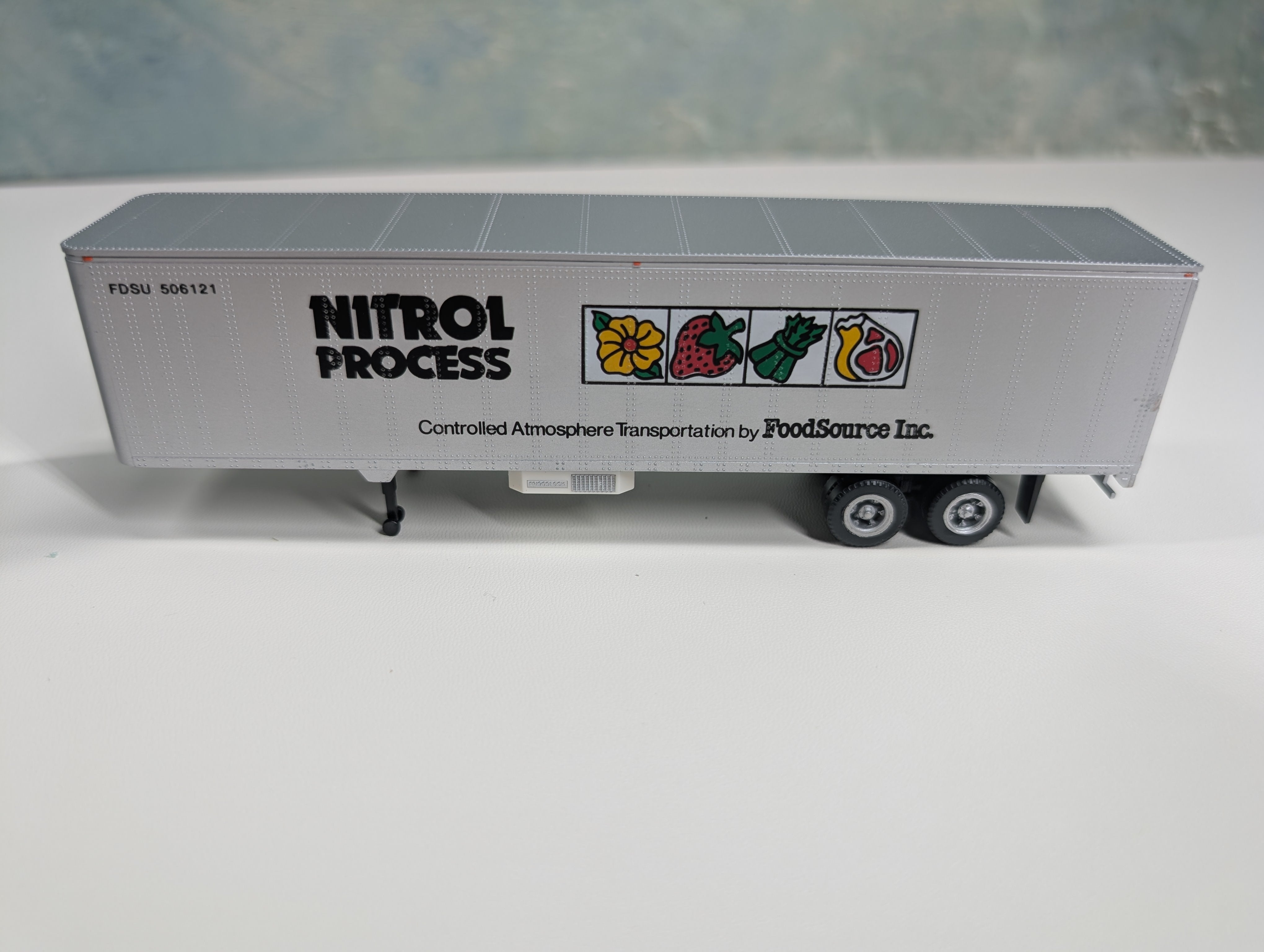 USED Con-Cor 4-008201 HO Scale 45' Rivet Side Dry Van Trailer, Herpa Foodsource Nitrol Process (2 pcs)