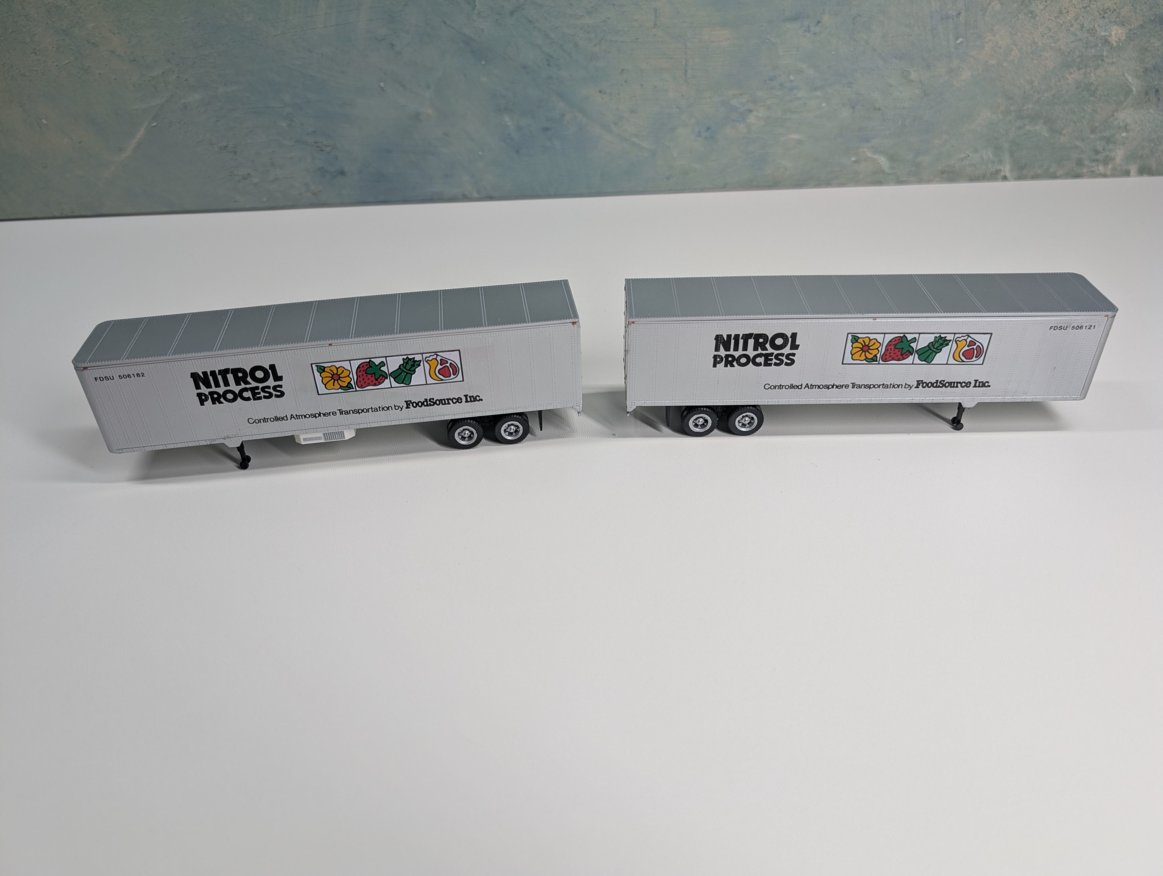 USED Con-Cor 4-008201 HO Scale 45' Rivet Side Dry Van Trailer, Herpa Foodsource Nitrol Process (2 pcs)