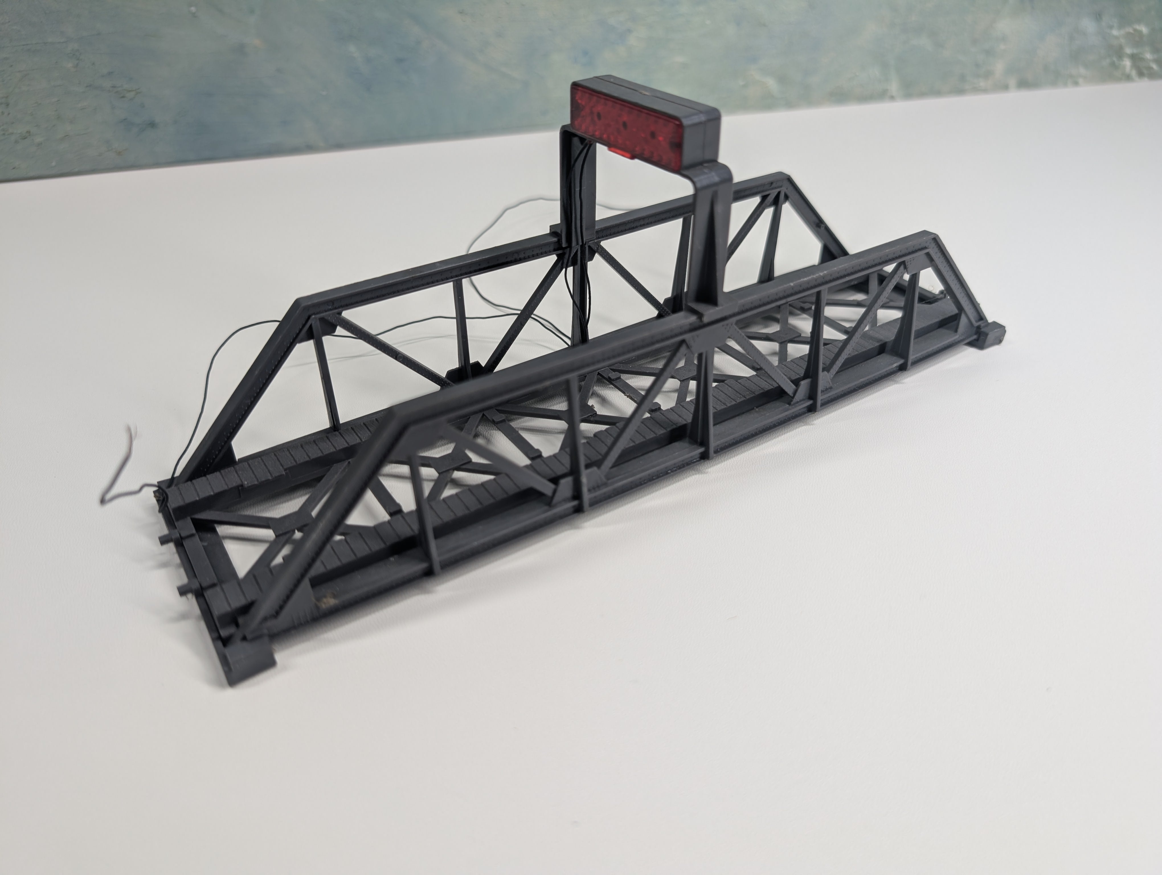 USED Life-Like HO Scale Gray Bridge with Red Blinking Light (Works)